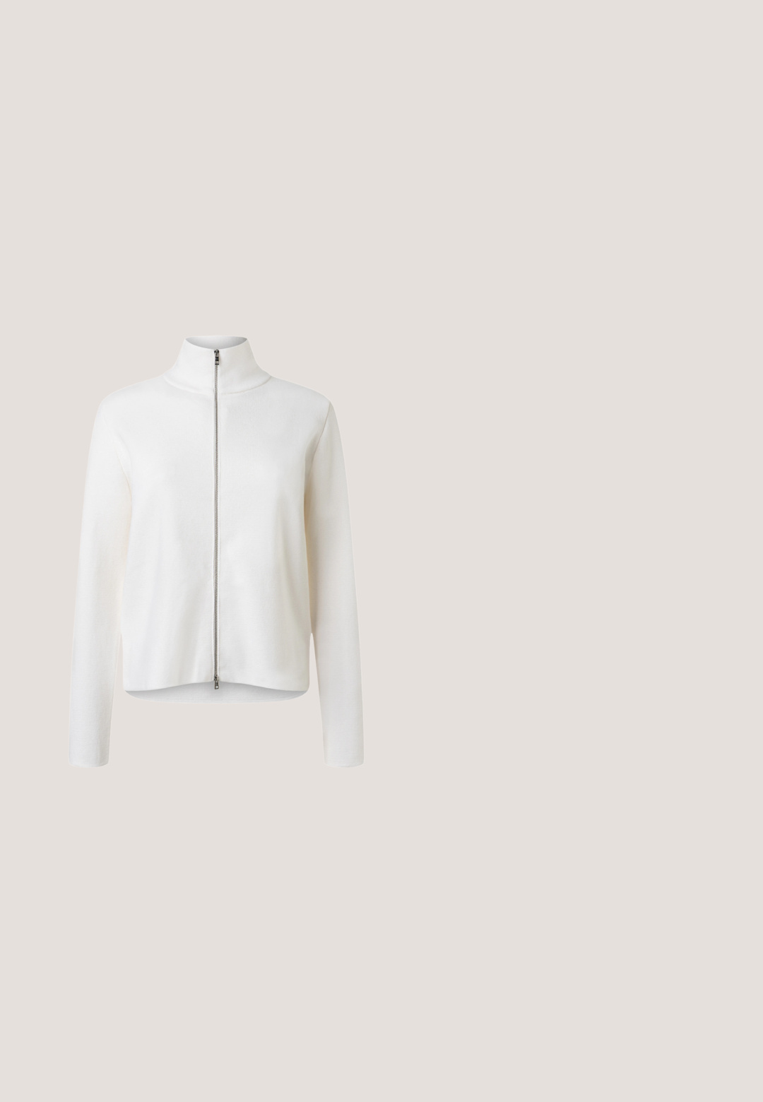 Chaqueta blanca de punto de manga larga con cuello alto y cremallera plateada de longitud completa en la parte delantera.; Blusa crema fabricada en tejido ligero, con un frente con volantes, cuello alto, mangas cortas y cierre de botones.; Falda midi de punto color blanco roto con sutil estampado floral y cintura elástica, corte recto y textura ligera.; Zapato de tacón alto de cuero blanco con punta cerrada y correa ajustable en el tobillo. Presenta una textura lisa y un tacón delgado.; Bolso sintético blanco con acabado texturizado, detalles en metal dorado, asa corta y correa larga desmontable, con un detalle de cinturón perforado.; Collar de oro con una cadena delgada y un colgante en forma de corazón con diseños florales grabados. Longitud ajustable con un pequeño cierre.