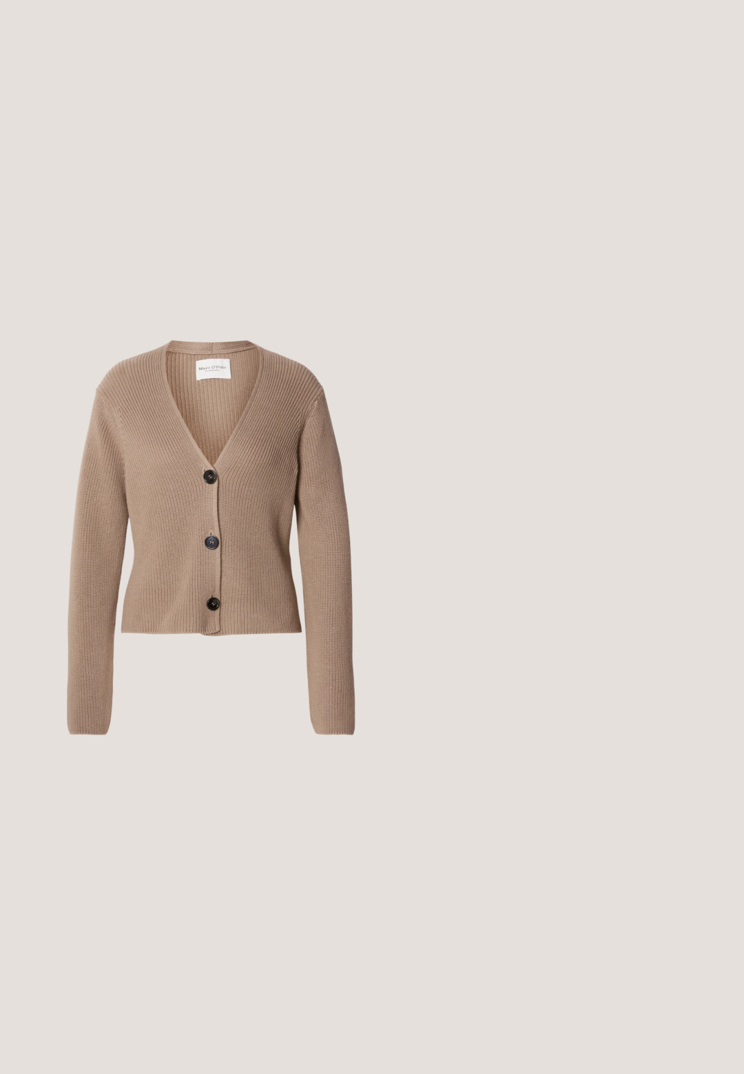 Beige geribde cardigan met lange mouwen, V-hals en drie zwarte knopen aan de voorkant. Zachte textuur en cropped ontwerp.; Langarmblouse van lichtbruin satijn, met een kraaglijn, knopenpad aan de voorkant en een getailleerde pasvorm met een rechte zoom.; Donkerblauwe denim jeans met een ontspannen pasvorm, voorzien van een hoge taille, rechte pijpen en klassiek ontwerp met vijf zakken.; Platte sandaal met gedraaide metallic gouden band en verstelbare enkelgesp op een lichtbruine zool, zijaanzicht tegen een witte achtergrond.; Twee paar gouden geometrische creolen op een effen witte ondergrond, een paar vierkant en massief, een paar rechthoekig en hol.; Beige portemonnee met een envelopontwerp, gestructureerd oppervlak en een goudkleurige sluiting. Heeft een merknaamplaatje aan de voorkant.