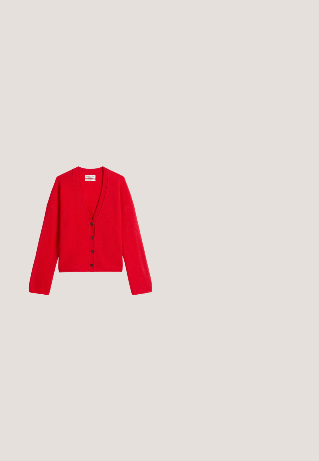Roter, kurz geschnittener Cardigan aus weichem Strickstoff. Mit tiefem V-Ausschnitt, langen Ärmeln und fünf schwarzen Knöpfen vorne.; Rotes, geripptes Tanktop mit dünnen Trägern, das eine figurbetonte Passform und einen strukturierten Stoff aufweist. Rundhalsausschnitt. Keine sichtbaren Verschlüsse oder Muster.; Rote Hose mit weitem Beinabschluss, aus glattem Stoff hergestellt. Verfügt über einen elastischen Bund und ein Kordelzug-Detail für eine verstellbare Passform.; Roter Wildleder-Sneaker mit niedrigem Schaft, weißem Seitenlogo und brauner Gummisohle, dargestellt vor einem einfarbigen hellgrauen Hintergrund.; Rote Lederschultertasche mit goldfarbenen Beschlägen, Reißverschluss, geschwungener Form und einem einzelnen Riemen vor einem schlichten, hellen Hintergrund.; Rote Glasohrringe mit einer glatten, glänzenden Oberfläche. Jeder Ohrring hat ein Spiralmuster mit einem kreisförmigen Ausschnitt in der Mitte.