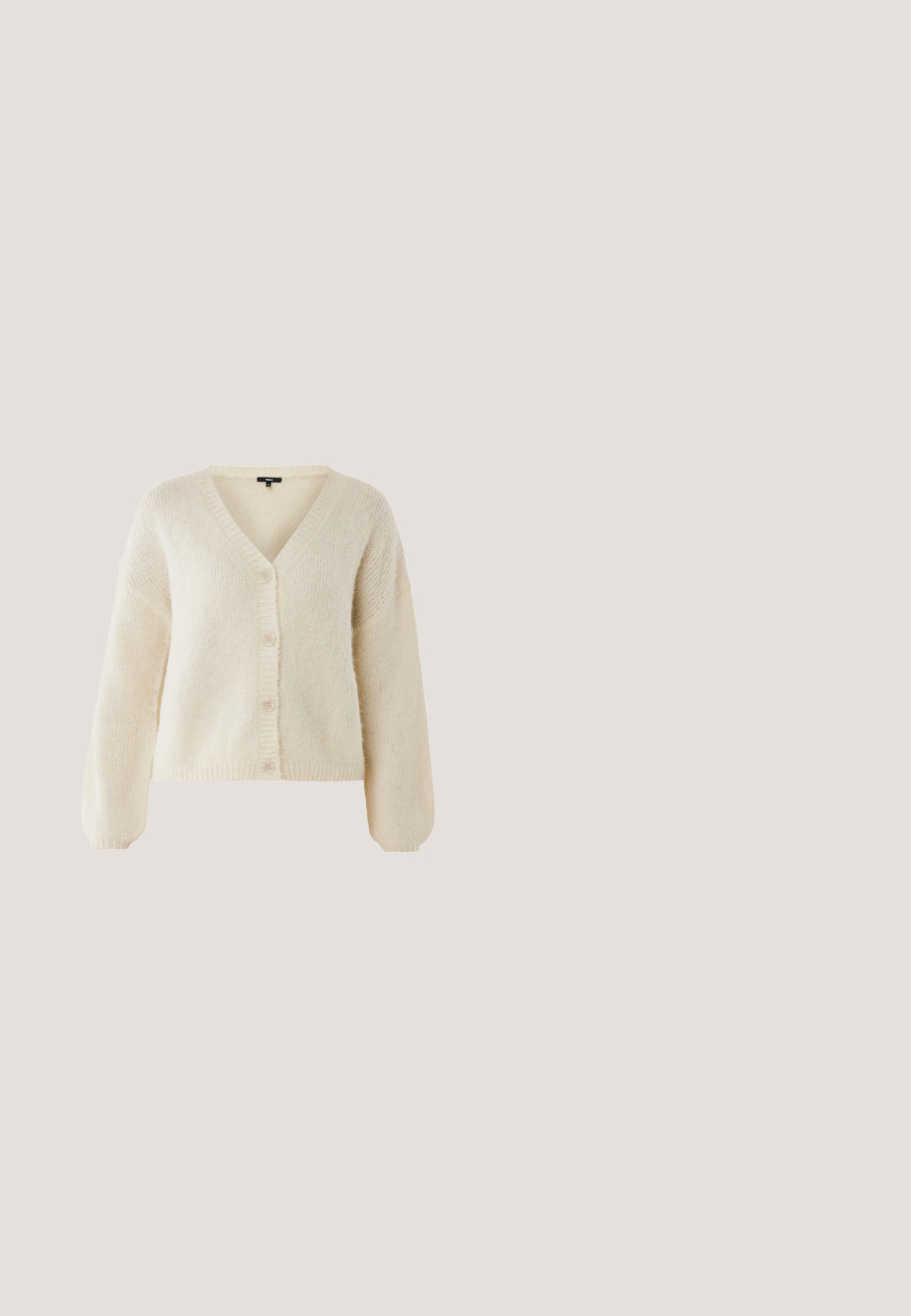 Cardigan en tricot crème avec un col en V, des manches longues et une fermeture à cinq boutons. Texture douce et bords côtelés. Pas de motifs ni d'accents supplémentaires.; Débardeur en tricot côtelé blanc avec un décolleté en scoop et cinq boutons dorés au centre. Texture lisse avec des bretelles fines.; Pantalons à jambes larges en tissu bleu vif, dotés d'une taille cintrée avec deux boutons noirs et de plis à l'avant. Texture douce, sans motifs visibles.; Chaussure slingback blanche en cuir avec un bout pointu et un talon bloc accentué de doré. Présente une découpe sur le côté et un design de talon texturé doré.; Trousse de toilette matelassée beige avec fermeture éclair et petit logo doré "Guess" centré à l'avant.; Boucles d'oreilles en forme de cœur en or, avec un cluster de cristaux transparents au centre, une finition lisse et brillante, et un nom de marque gravé.