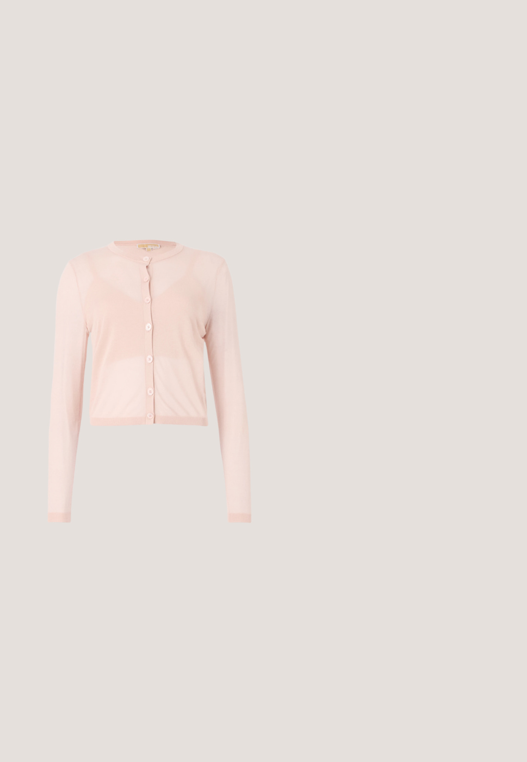 Lyserød, kort cardigan lavet af blødt strikket stof, der har lange ærmer og en rund halsudskæring. Seks knapper foran med ribbede manchetter.; Lyserød satin cami med blondekant, spaghetti-stropper, nøglehuludskæring og bindedetalje foran.; Pink lagdelt tyll midi nederdel med blomsterprint og elastisk taljebånd, med bløde flæseteksturer.; Beige læder balletflade med spids tå og en sort rem omkring anklen, som har en glat tekstur og et minimalistisk design.; Lyserød læder crossbody taske med guldkæde stropp og rektangulært guldspænde på hvid baggrund.; Hvid stofsløjfe med en sort roset i midten pyntet med små sølvperler på en ensartet hvid baggrund.