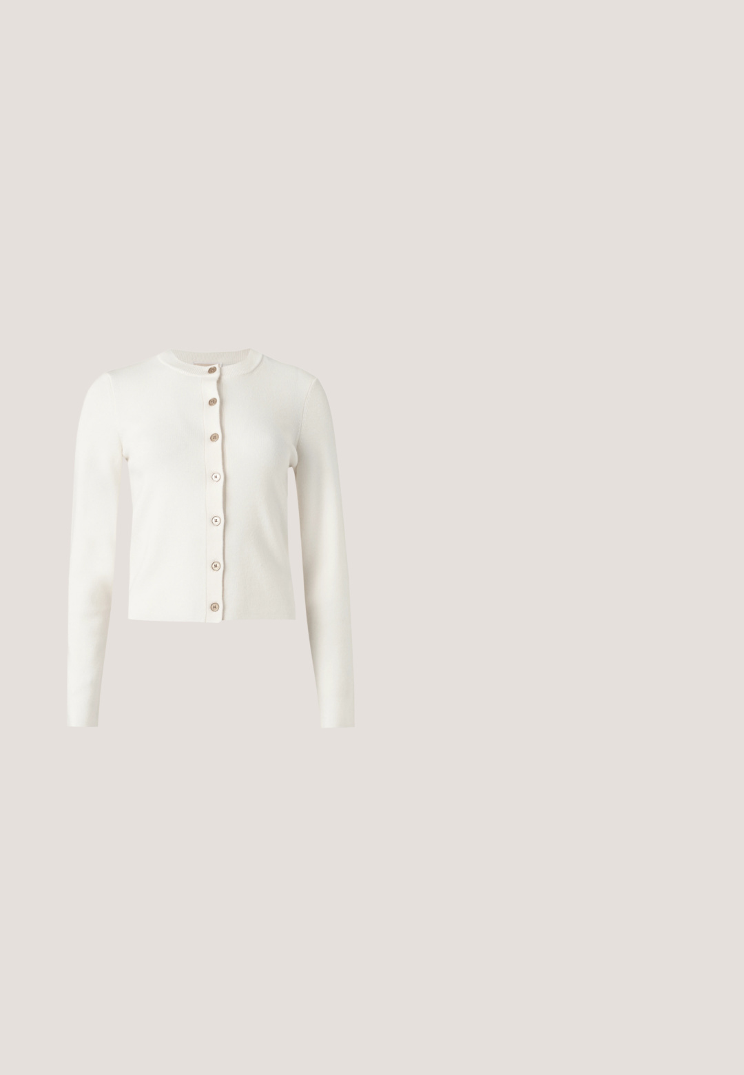 Witte cardigan met lange mouwen, ronde hals en zeven beige knopen aan de voorkant, weergegeven op een effen achtergrond.; Witte tanktop met dunne banden, gemaakt van ribkatoenen stof, met een rechte halslijn en een nette afwerking aan de zoom.; Beige hoge taille broek met wijde pijpen, subtiele verticale fijne strepen, plooien aan de voorkant en ceintuurlussen in de tailleband.; Beige leren pump met hoge hak, een puntige neus, een gladde textuur en een slanke naaldhak. Minimalistisch ontwerp met een instapmodel.; Beige rechthoekige leren schoudertas met gouden ritssluiting, klein gouden logo en zwarte verstelbare band met gouden gespen.; Heldere acryl oorringen met gouden accenten, met een gebogen ontwerp en transparante sluiting. Gladde textuur, minimalistische stijl.
