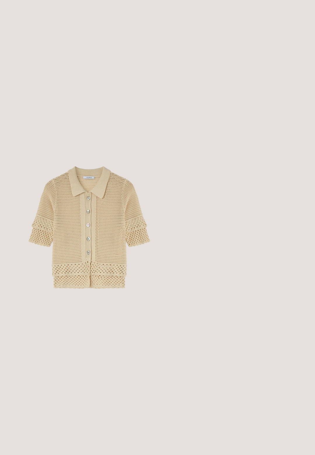 Cardigan court en crochet beige à manches courtes avec col, boutonné à l'avant, et motifs ajourés décoratifs sur les manches et l'ourlet.; Top court sans manches en lin beige avec col rond et liens latéraux pour un ajustement réglable.; Tissu beige avec motif floral en relief dans des nuances plus claires, offrant une texture lisse et un subtil éclat. La souplesse du drapé est évidente.; Sandales à glissière beiges avec deux brides ajustables et une boucle de couleur dorée. Fabriquées en matériau synthétique lisse. Semelle en caoutchouc texturé.; Lunettes de soleil rectangulaires en écaille de tortue marron avec des verres vert foncé et un logo "C" doré sur les branches, présentées sur un fond blanc.; Sac à main en daim beige avec une texture douce, des poignées en cuir noir, des éléments en métal argenté et des accents noirs. Il présente une forme structurée et deux poignées.