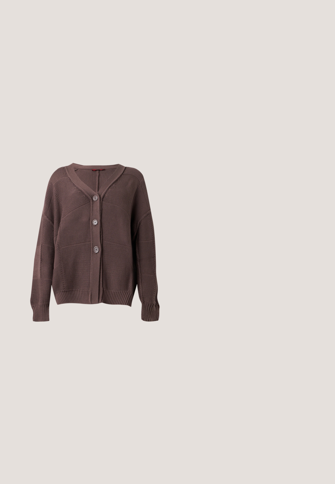 Brun strikket cardigan med tre knapper, ribkant ved ærmer og bund samt V-hals på ensfarvet baggrund.; Grå cropped t-shirt med korte ærmer, lavet af blød bomuld. Har et subtilt præget logo på forsiden og en rund halsudskæring.; Brune skræddersyede bukser med lige ben, flad front og uden synlige lommer eller udsmykninger. Fremstillet af et tekstureret materiale.; Brun og cremefarvet sneaker med en blanding af teksturerede og glatte materialer, lav profil, snørelukning og en gummisål.; Beige skuldertaske med tykke tovshåndtag og et stort rødt koraldesign broderet på forsiden med små gyldne detaljer.; Sølvring med et glat, snoet design, der har en poleret overflade og afrundet form, som reflekterer lys med en subtil glans.