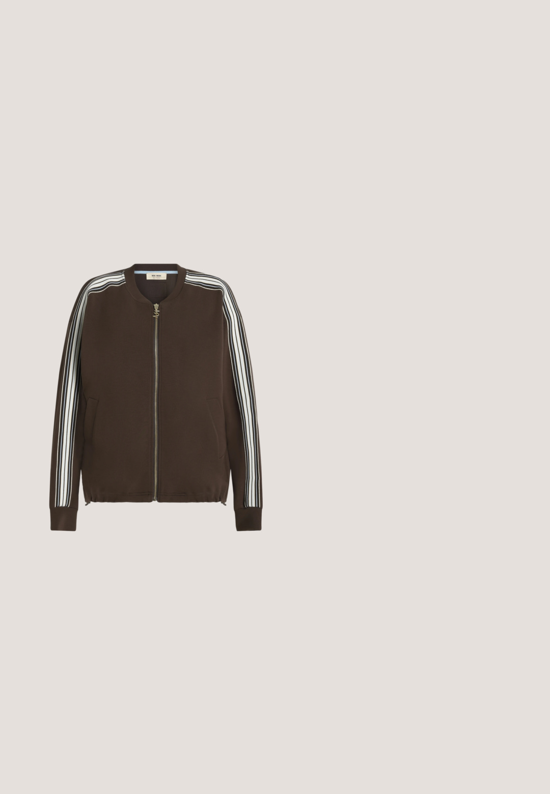 Chaqueta marrón oscuro con cremallera, mangas a rayas blancas y negras, puños acanalados y dos bolsillos delanteros, etiqueta de marca en el interior del cuello.; Camiseta lisa de manga corta verde oliva con cuello redondo acanalado y etiqueta visible de Marc O’Polo Denim en el interior del cuello.; Pantalones plisados marrones de cintura alta, con un tejido elegante, diseño de pierna ancha y bolsillos laterales, que cuentan con una textura suave y ligera.; Zapatilla baja de ante y cuero marrón con cierre de cordones y suela de goma marrón claro mostrada de lado sobre un fondo claro.; Bolso bandolera de cuero caqui con acabado texturizado, cierre con solapa, logotipo plateado y correa ajustable. Forma rectangular compacta.; Pulsera de cadena plateada con detalles alternos de cristales transparentes en forma de marquesa y lágrima, con cierre seguro de langosta.