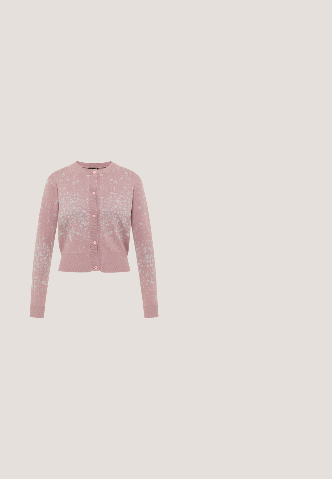 Cárdigan de punto rosa con cuello redondo, cierre de botones y un patrón moteado en plata. Presenta puños y dobladillo acanalados para mayor textura y ajuste.; Blusa blanca de encaje con mangas cortas con volantes, cuello alto y detalles de volante en capas. Patrón floral texturizado en toda la prenda.; Falda de rayas azul marino hecha de tejido ligero; presenta una textura suave, una cinturilla lisa y paneles fluidos para facilitar el movimiento.; Bailarinas de cuero blanco tejido con punta en punta, ribete negro y un pequeño tacón cuadrado. Incluyen un lazo decorativo en la parte delantera.; Bolso blanco con estampado floral y de mariposas, forma trapezoidal, y asa redonda dorada con detalle de hoja.; Cinturón blanco con tachuelas y hebilla de tono plateado que presenta acentos florales, adornado con múltiples strass a lo largo de la correa para mayor detalle.