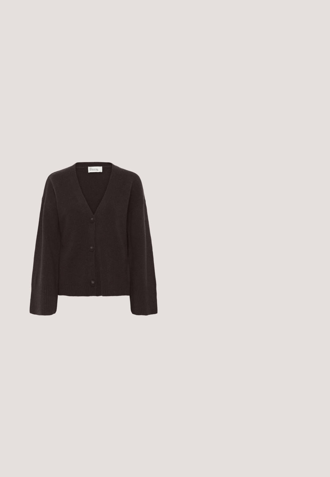 Cardigan marron foncé avec un col en V, fermeture par boutons et poignets côtelés. Texture douce avec une coupe décontractée et des manches légèrement surdimensionnées.; T-shirt noir à col roulé manches longues, coupe ajustée et design uni sur fond blanc.; Pantalons larges en velours côtelé marron avec plis, présentant une texture douce et une taille mi-haute. Les finitions d'ourlet sont propres et droites.; Baskets en daim marron foncé avec des lacets beiges, deux bandes beiges sur le côté, et une épaisse semelle beige côtelée.; Sac tote en cuir marron avec une finition texturée, doté de deux poignées robustes et d'une forme structurée. Accès latéral pour une ouverture facile.; Bague couleur or avec un design lisse et arrondi et une texture polie. Sans motifs complexes ni détails matériels. Forme simple et moderne.