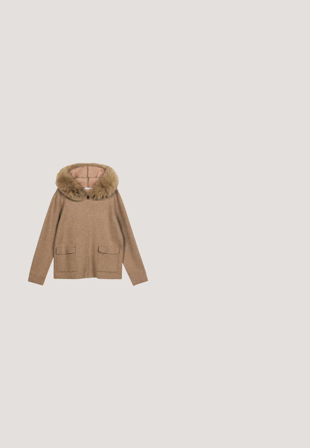 Beige Jacke mit Reißverschluss, großem pelzigem Kragen und zwei vorderen Klappentaschen, dargestellt vor einfarbigem Hintergrund.; Beige Langarmshirt aus einem weichen, strukturierten Stoff. Mit rundem Halsausschnitt und Raglanärmeln. Abgerundeter Saum mit lockerer Passform.; Beigefarbene, weit geschnittene Hose mit dünnen weißen vertikalen Nadelstreifen, Knopfverschluss vorne und Bund.; Niedrig geschnittene Sneaker mit einem Obermaterial aus beigem Wildleder und cremefarbenem Leder, texturiertem Futter aus Fell und einer Sohle aus Gummi. Perforierte Zehenkappe für Belüftung.; Beigefarbene Ledertasche mit doppelten Schulterriemen, seitlichen Bändern und kleinem goldenen Logo unten in der Mitte.; Goldener Ewigkeitsring mit gleichmäßig verteilten rund geschliffenen Diamanten, die den gesamten Ring schmücken, auf einem schlichten hellen Hintergrund.
