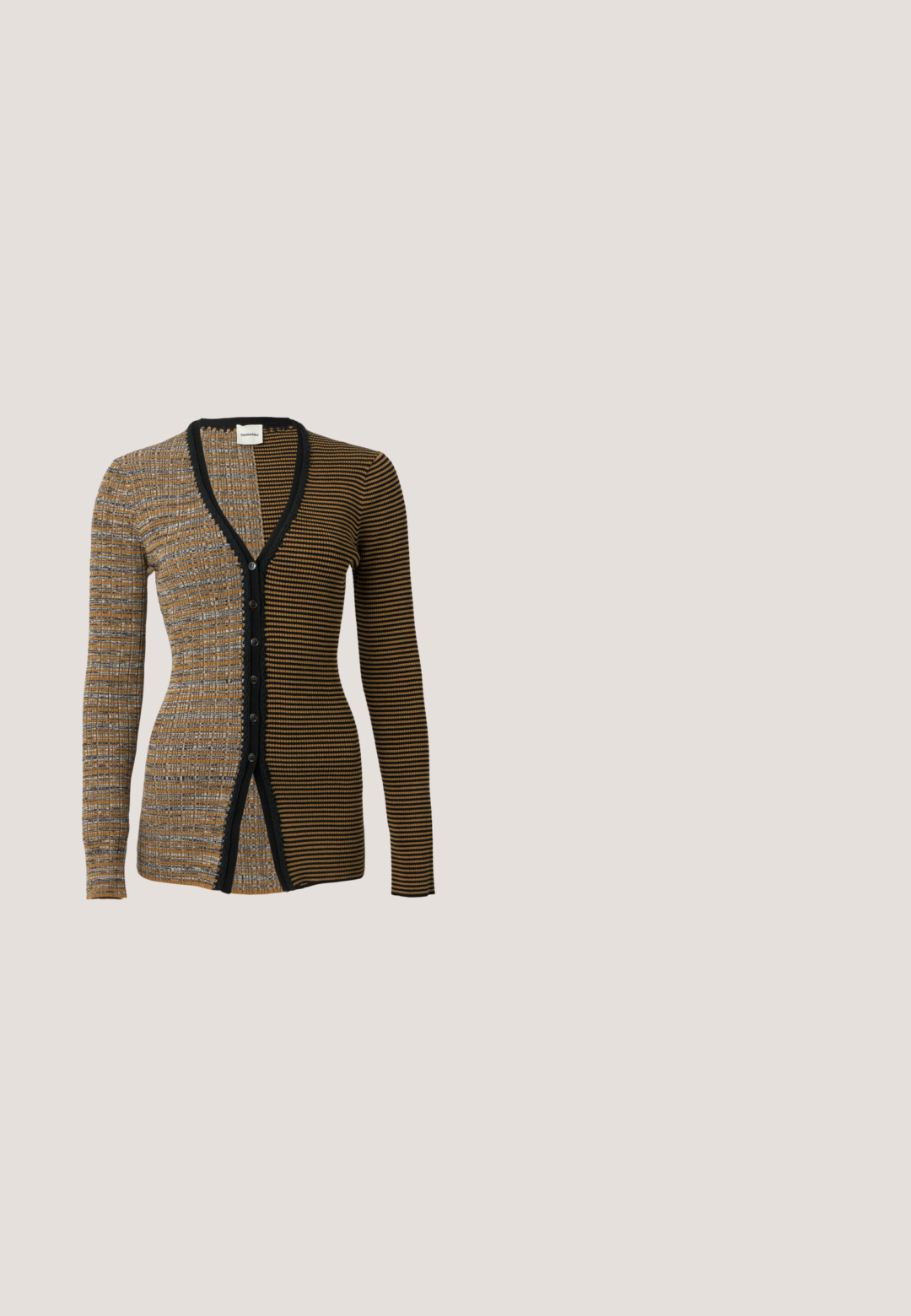 Cardigan femme à manches longues avec fermeture à boutons sur le devant, présentant deux motifs rayés verticaux contrastants en tons marron, noir et beige.; Top sans manches blanc en coton côtelé, présentant un design ajusté, un col rond et des coutures visibles sur les côtés.; Short marron taille haute avec passants de ceinture, plis et détails tressés le long des coutures latérales.; Sandale pour femme en cuir noir avec fines lanières, une boucle d'orteil, une boucle à la cheville et un talon aiguille de hauteur moyenne sur un fond neutre.; Sac à main en cuir jaune avec détails à franges sur les côtés, poignée découpée rectangulaire et bandoulière amovible placée à l'avant.; Boucles d'oreilles clips dorées avec chaînes de strass en cascade et perles blanches pendantes sur fond blanc.