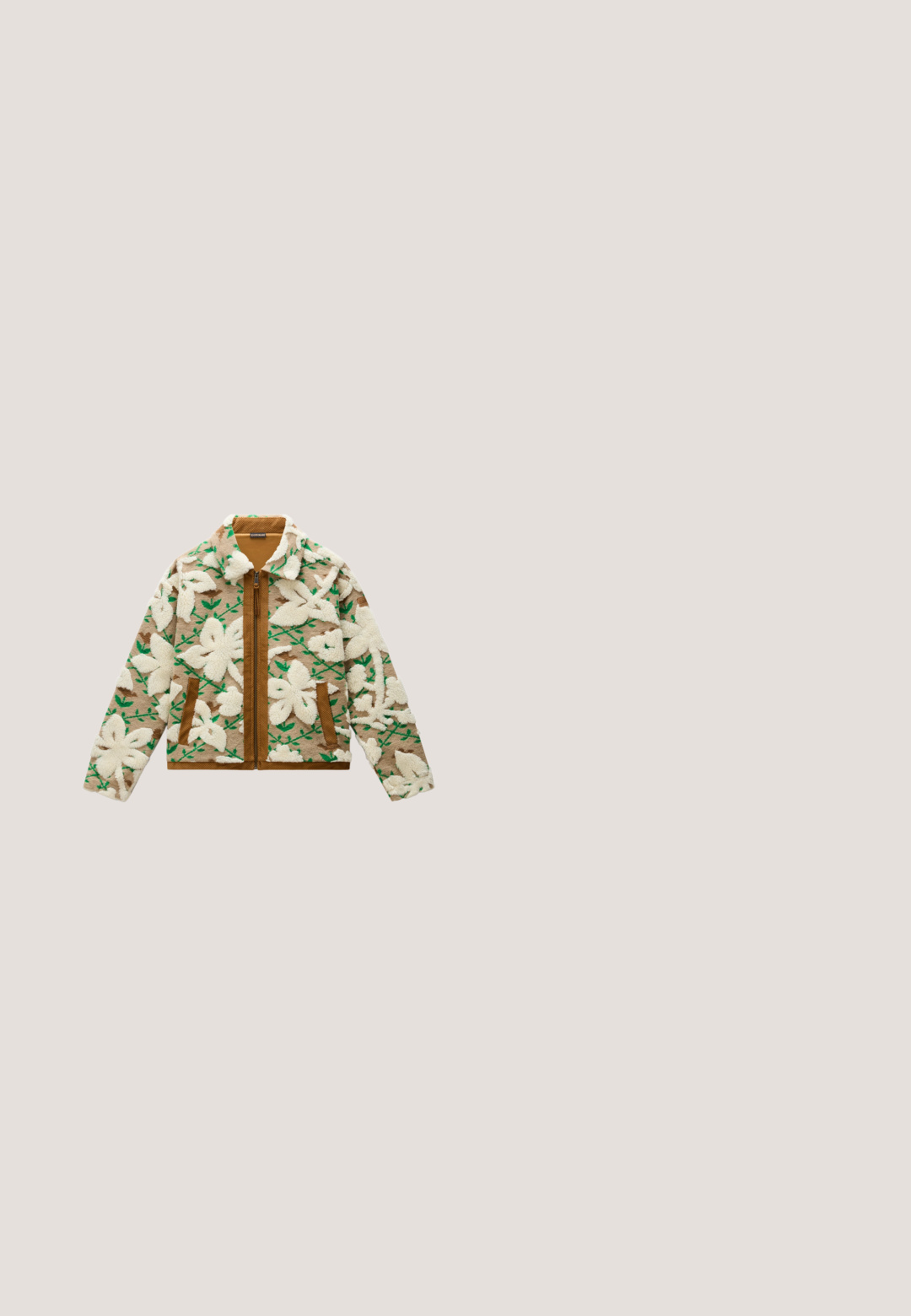 Veste en polaire beige et marron avec de grands motifs floraux blancs et des accents de feuilles vertes, fermeture éclair devant et bordures de poches marron.; T-shirt blanc à manches courtes avec un petit hibou brun et un motif de fleur ainsi que le texte "NAPAPIJRI" sur la partie gauche de la poitrine.; Jeans large beige avec un ourlet effiloché, fabriqués en denim, dotés d'une ceinture et de quatre poches. Texture lisse avec des détails de couture visibles.; Bottine en cuir beige à bout rond, avec des lacets beige et une semelle robuste. Présente des coutures latérales et un logo circulaire au niveau du talon.; Sac bandoulière en nylon jaune avec un design incurvé, doté d'une longue sangle réglable et d'un logo de marque discret à l'avant.; Collier chaîne en argent avec de petites perles cylindriques multicolores espacées uniformément, doté d'un fermoir mousqueton et d'une chaîne rallonge réglable.