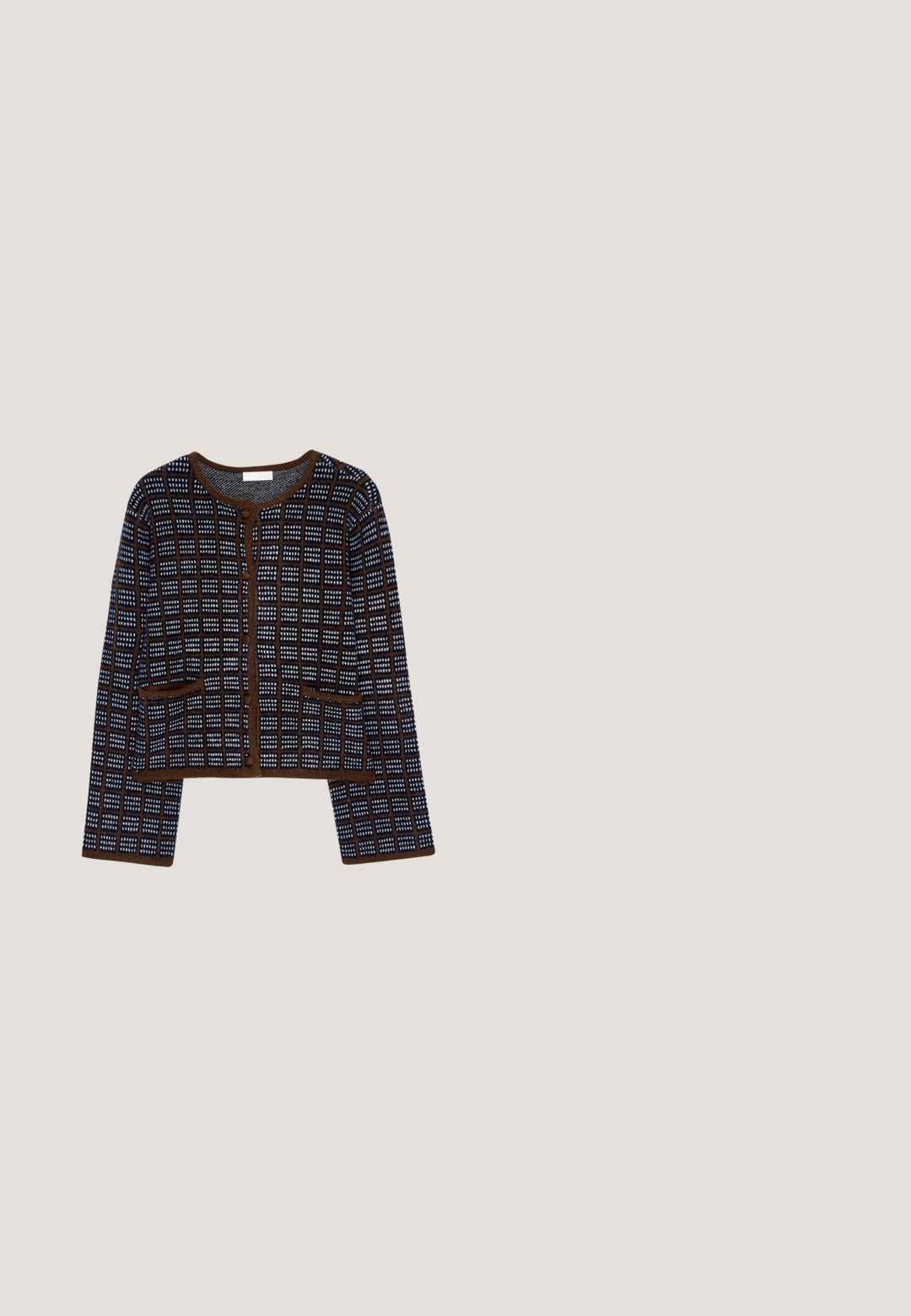 Kurz geschnittene Strickjacke mit einem Karomuster in Blau und Weiß auf dunklem Hintergrund mit braunen Akzenten, Knopfverschluss und zwei vorderen Taschen.; Schwarzes Kurzarm-T-Shirt mit einem floralen Design in Weiß und Roségold. Weicher Stoff mit Rundhalsausschnitt und normaler Passform.; Helle gelbe Cargo-Hosen mit einem elastischenBund, zwei großen Seitentaschen und einer glatten Oberfläche. Mit einer Knopfverschluss vorne.; Weißer Sneaker mit schwarzen Schnürsenkeln, versehen mit einem großen roten Blumenmuster und goldenen Akzenten an den Seiten. Dicke Sohle, glatte Textur.; Cremefarbene Handtasche mit goldfarbenen Beschlägen, oberem Griff, Frontklappe, Schulterriemen und RL-Monogramm-Logo auf der Vorderseite.; Goldene Creolen mit rechteckigen blauen Edelsteinen in einer Zargenfassung vor einem schlichten weißen Hintergrund.
