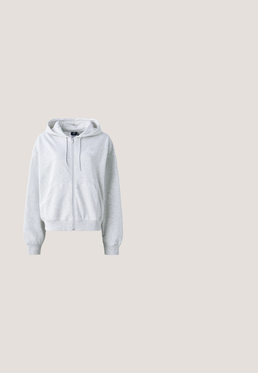 Lichtgrijze sweatshirt met een rits aan de voorkant, capuchon en twee voorzakken. Heeft ribgebreide manchetten en zoom, en een subtiel logo op de borst.; Witte mouwloze top met een ronde halslijn, voorzien van een textuurpatroon van verticale lijnen en delicate brei details.; Zwarte recht gesneden spijkerbroek met voorzakken, riemlussen en een metalen knoopsluiting in de taille.; Zwarte platte schoenen met een puntige neus, voorzien van een bovenkant versierd met pailletten, een zwarte band over de wreef en een lage hak.; Zwarte Marimekko shopper met korte hengsels, afneembare band, subtiel patroon en merklabel van stof aan de voorkant.; Zilverkleurige oorbellen met een kettingontwerp en een aan de bovenkant versierde sluiting van heldere rhinestones. Gladde textuur, moderne silhouet.