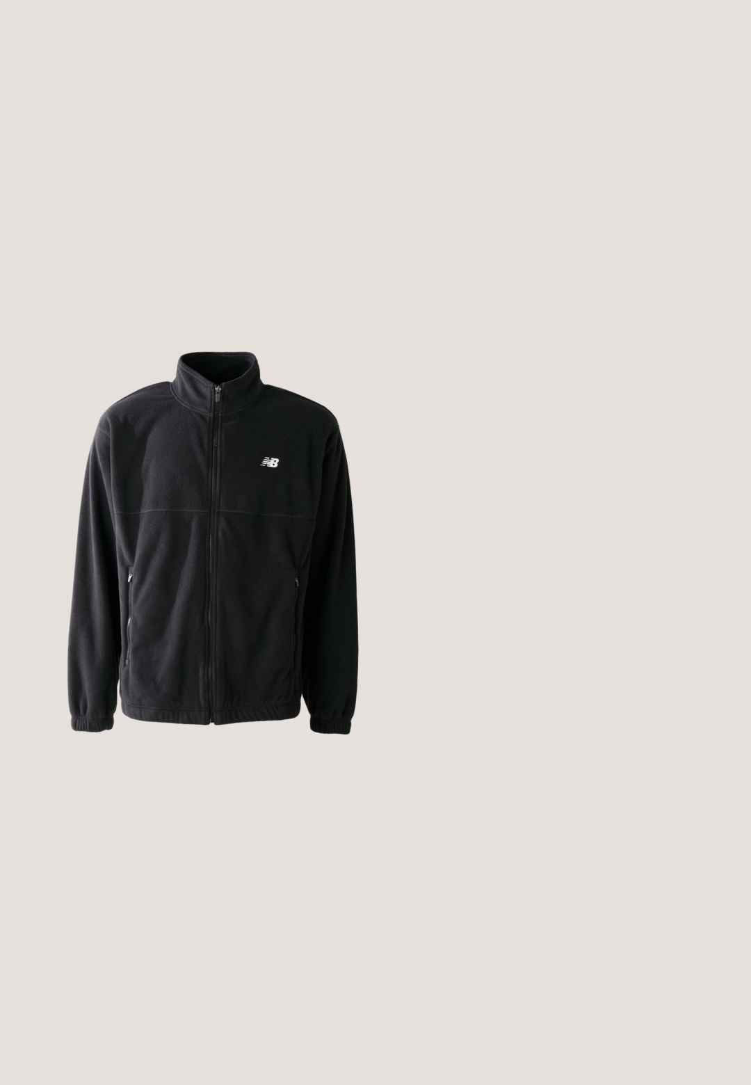 Zwarte fleecejack met een ritssluiting aan de voorkant, hoge kraag, twee zijzakken en elastische manchetten. New Balance-logo in het wit op de bovenste linkerzijde.; Zwarte katoenen t-shirt met ronde hals, korte mouwen en een klein gekleurd label op de linkerkant van de borst met het woord "SUPERIOR."; Baggy denim jeans in een vervaagde blauwe en groene was. Heeft een knoopsluiting, riemlussen en zijzakken. Vlakke voorkant en rechte pijpen.; Zwarte suède enkellaarsjes met een gladde textuur, een gebogen neus en gestikte details. Combinatie met lichtblauwe opgerolde jeans en witte sokken.; Zwarte plastic zonnebril met donkergrijze lenzen. Elegant, wrap-around ontwerp met gebogen pootjes en subtiele branding op de poot.; Witte parelketting met zilveren strass tussenstukjes en een zilveren ketting sluiting, weergegeven tegen een eenvoudige lichte achtergrond.