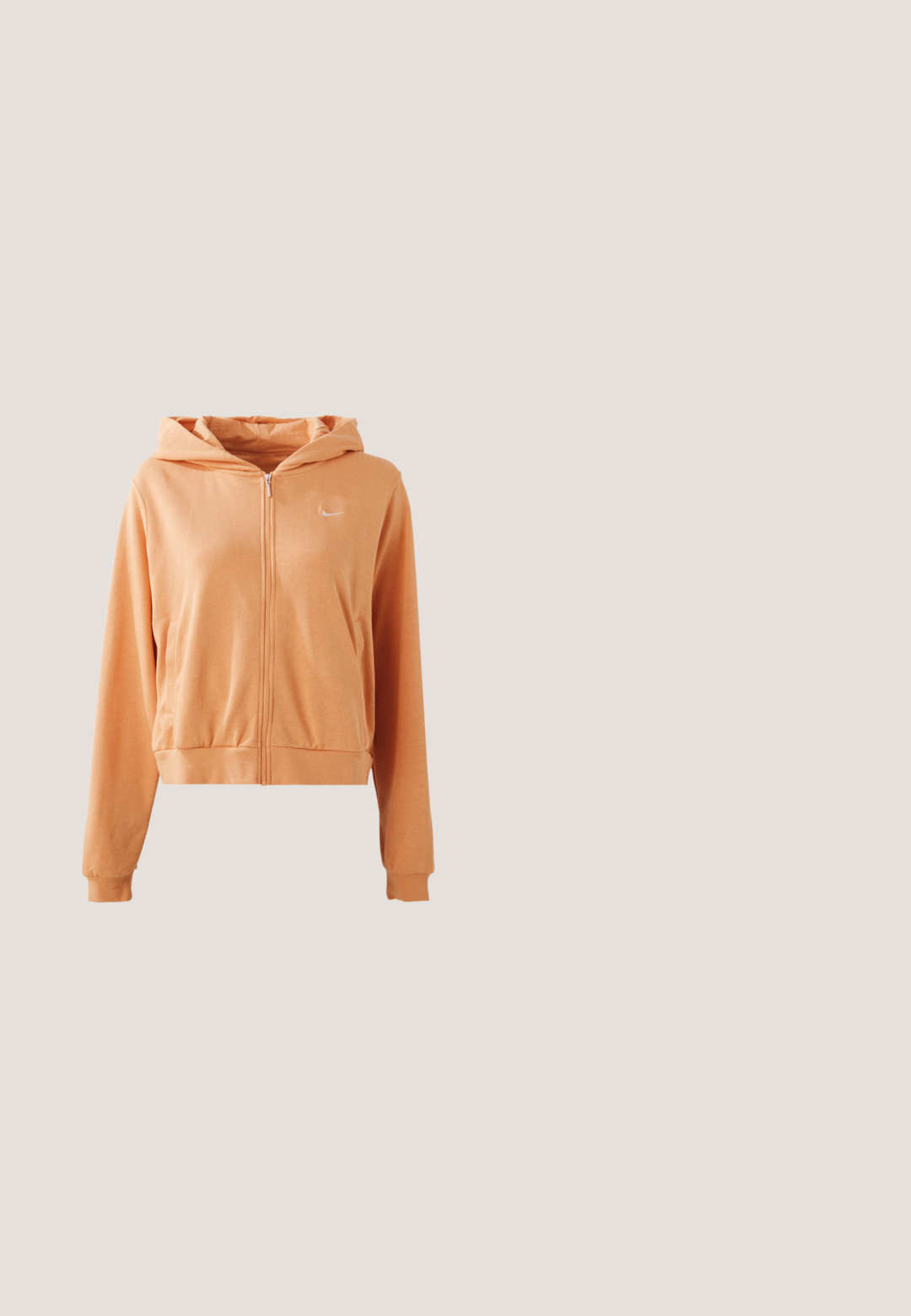 Sudadera con cremallera de color naranja, hecha de una tela suave. Presenta mangas largas, capucha, dobladillo y puños elásticos, y un pequeño logo blanco en el pecho.; Camiseta blanca de manga corta con texto rojo "Nike" y un logo de swoosh de Nike en estampado de leopardo centrado en el pecho.; Pantalones de chándal marrones con cintura elástica, costuras laterales, puños elásticos y un pequeño logo blanco de Nike en el muslo superior izquierdo.; Zapatilla deportiva blanca con superficie texturizada, que presenta un swoosh de acento rojo, diseño de cordones y una suela acolchada, suspendida sobre un fondo de cuadrícula.; Bolso de hombro de tela suave color verde oliva con cierre de cremallera y correa ajustable sobre un fondo liso y claro.; Collar de cadena de plata con pequeños eslabones cuadrados y una única piedra preciosa rectangular verde centrada sobre un fondo blanco.