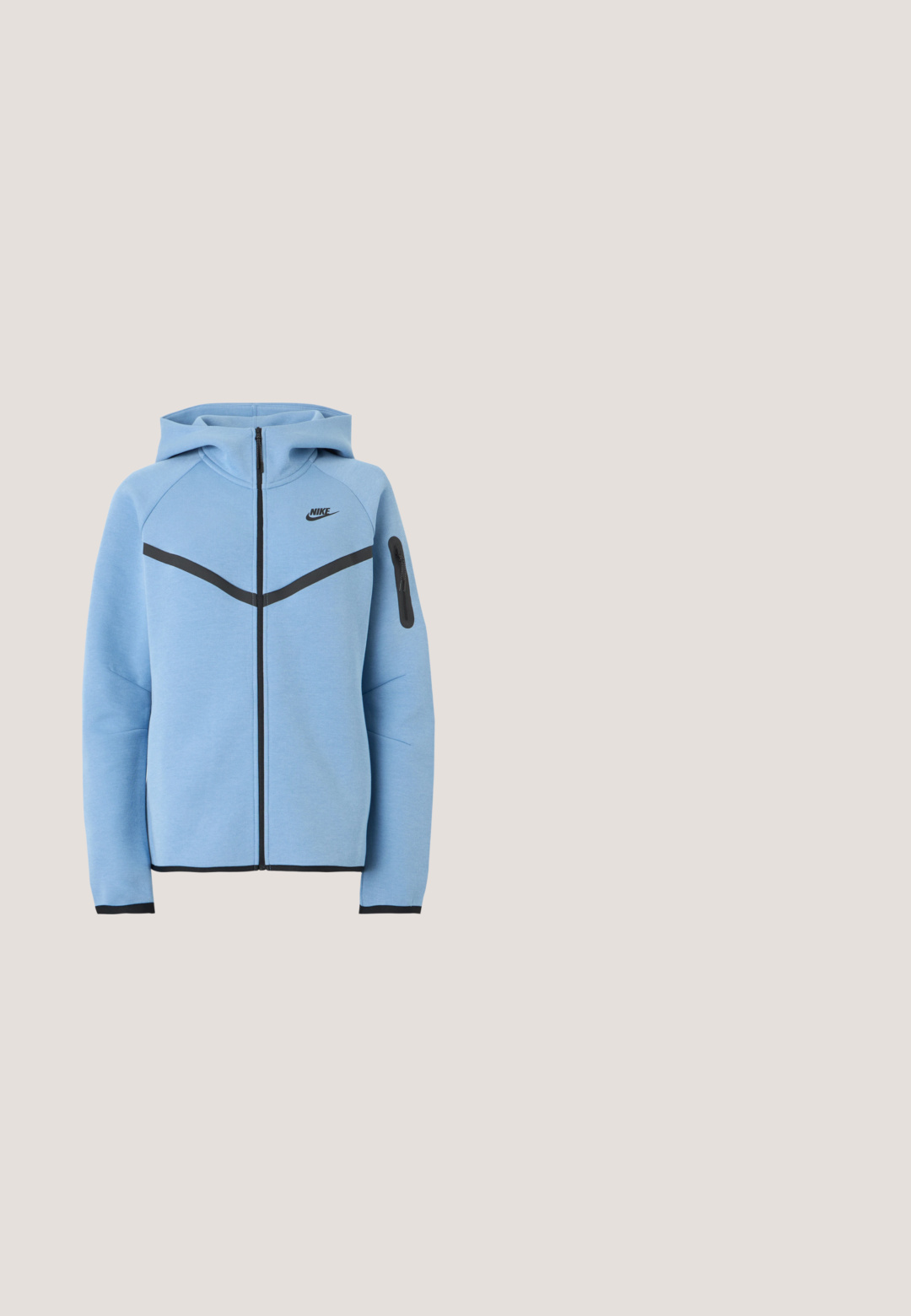 Lyseblå Nike hættetrøje med sort lynlås, sort chevronstribe tværs over brystet, sort kant og lynlåslomme på venstre ærme.; Lyseblå T-shirt med korte ærmer og rund hals med lille hvid koala grafik og tekst på venstre bryst.; Marineblå joggingsbukser med elastisk linning og manchetter, med et lille hvidt Nike-swoosh på øverste venstre lår.; Blå mesh- og ruskinds sneakers med orange accenter og hvide snørebånd. Sort gummisål. Båret med hvide crew-sokker på en blå overflade.; Lysblå denim skuldertaske i en rund form, justerbar rem og diskret syning langs den nederste kant. Blød tekstur.; Sølv hoop øreringe med firkantet form, der har en glat og poleret tekstur samt et enkelt design. Ingen yderligere accenter eller mønstre.