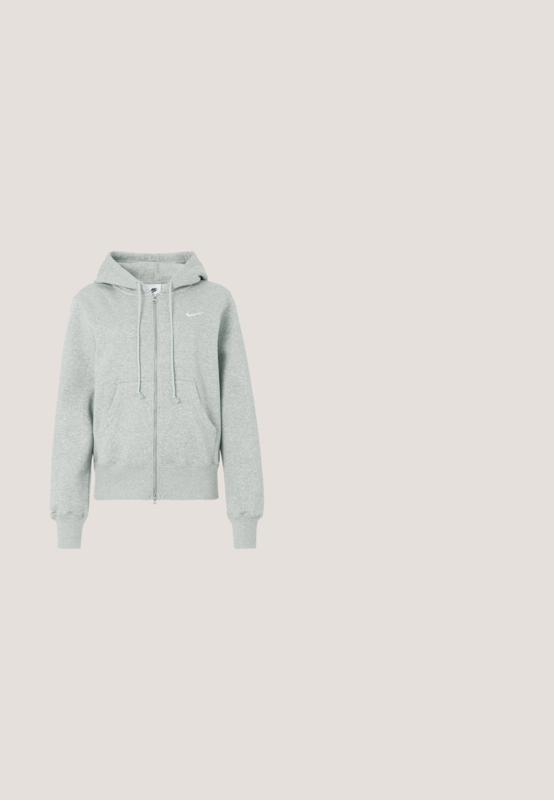 Sudadera de cremallera Nike de color gris claro con capucha, bolsillos frontales, cordones, puños acanalados y logo de Nike en blanco en el pecho.; Camiseta Nike de manga corta en color verde azulado con texto blanco "NIKE ATHLETIC DEPT." y pequeño logo swoosh en el pecho, mostrada sobre un fondo liso.; Shorts deportivos de color azul claro con cinturilla elástica y cordón, que presentan un logo de Nike en color blanco en la pierna izquierda.; Zapatilla blanca y turquesa con parte superior de ante y malla, una unidad de aire visible en el talón y una suela de goma negra.; Bolso bandolera de tela verde claro con correa ajustable y pequeño logo metálico en el frente, exhibido sobre un fondo blanco sencillo.; Pendientes grandes y delgados de aro plateado con tachuelas en forma de corazón, mostrados en vistas lateral y en ángulo sobre un fondo blanco.