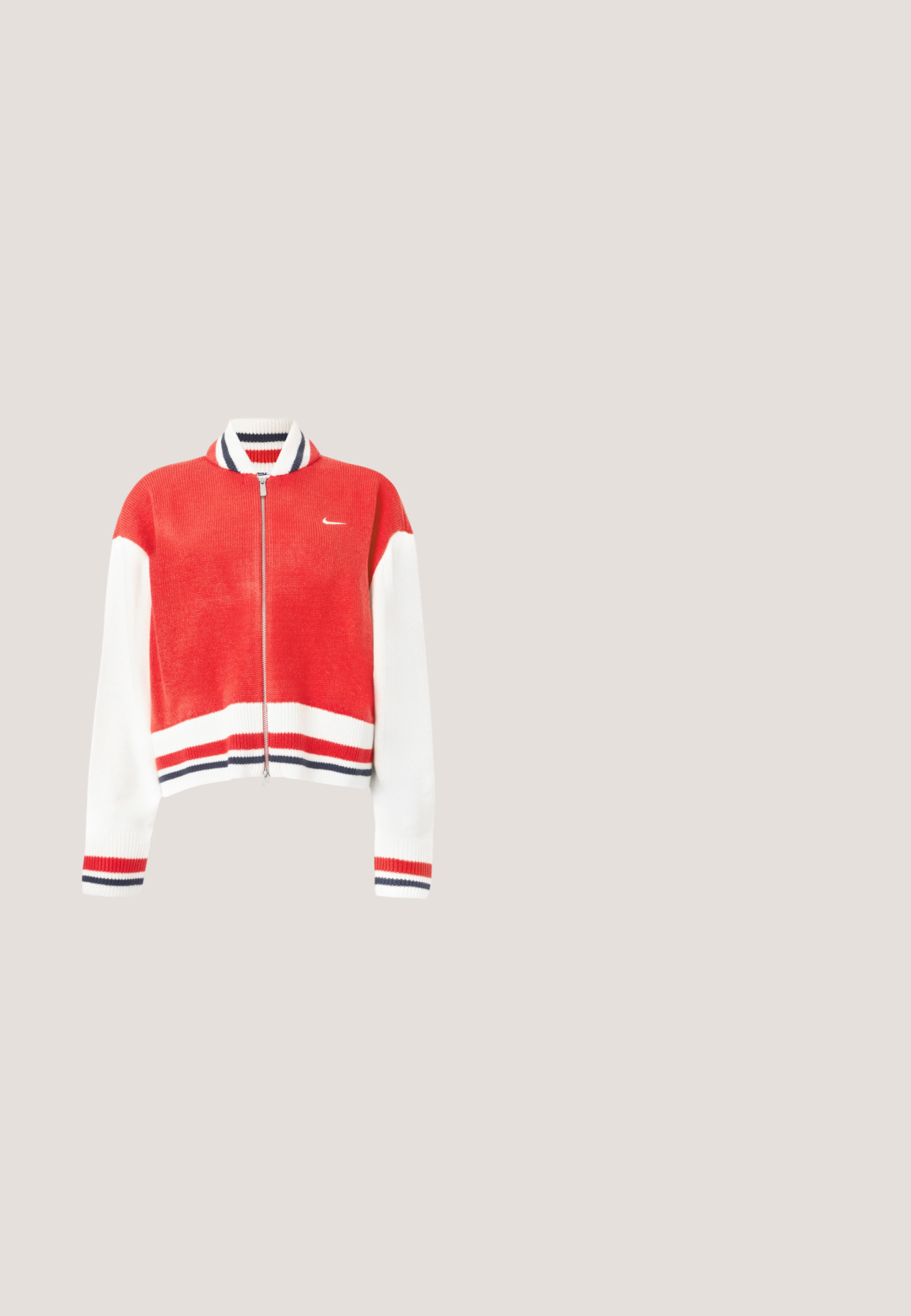 Rød og hvid sweatshirt med lynlås, ribbet krave, kontraststriber på ærmer og bund, samt en lille logo på brystet.; Kortærmet hvid strikket polo med marineblå kant på krave, stolpelukning og kant, med en ribbet struktur.; Marineblå træningsbukser med flagrende bund, elastisk talje, sidelommer og hvidt Nike-logo på venstre lår. Glat stofstruktur.; Sneakers med leopardprint i ruskind, sorte snørebånd og en brun gummisål. Har kontrastsying og en struktureret overflade.; Marron skuldertaske lavet af blødt stof, med en buet, polstret rem og en lynlåslukning med et lille mærke på forsiden.; Sølv creoler med kaskade af små glitrende klare sten hængende i trin på en hvid baggrund.