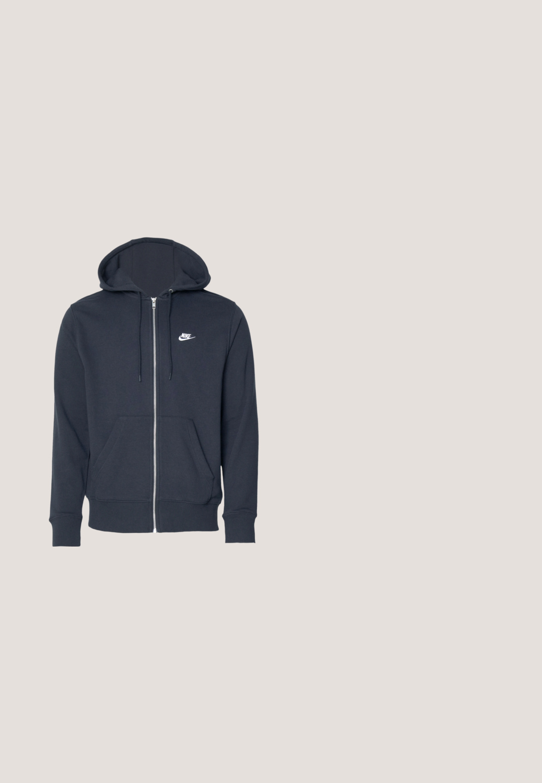Mørkegrå zip-up hættetrøje lavet af blødt materiale. Har en frontlynlås, to frontlommer og et lille hvidt Nike-logo på brystet.; Sort isoleret vest med høj krave, med quiltet design, lynlåslukning og broderet logo på venstre bryst.; Hvid T-shirt med korte ærmer og rund hals, med lille flammegrafik og tekst på venstre bryst samt en lille logo på venstre ærme.; Lysblå joggebukser med elastisk talje, prydet med et lille rødt Nike-logo og teksten "Athletic Department". Blødt bomuldsstof.; Hvid Nike Air Force 1 sneaker med sort swoosh-logo, svævende over en betonforkant med slørede trapper i baggrunden.; Sorte rektangulære solbriller med guletonede linser, vinklet på en hvid baggrund.