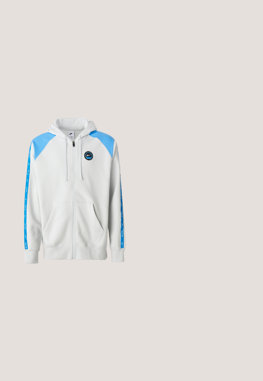 Hellgrau zip-up Hoodie mit blauen Schulterakzenten und Logo, ausgestattet mit zwei Fronttaschen und blauen Streifen entlang der Ärmel.; Blaues Nike-Fußballtrikot mit kariertem Muster, kurzen Ärmeln, V-Ausschnitt, weißen Akzenten und einem zentralen kreisförmigen „90“-Grafik.; Blaue Sporthose aus leichtem Stoff, mit einem elastischen Bund, umgesäumten Säumen und weißen Seitenstreifen.; Blaue und schwarze Sportschuhe zeichnen sich durch ein Mesh-Design, gelbe Akzente und eine segmentierte Sohle aus. Sie werden mit weißen Knöchelsocken getragen.; Hellblaue weiche Stofftasche mit schwarzem und weißem Kordel-Schulterriemen vor hellem einfarbigem Hintergrund.; Silberne Halskette mit einem glatten ovalen Verschluss und einer strukturierten Akzentuierung. Die Glieder sind gleichmäßig und poliert, was ein elegantes Erscheinungsbild erzeugt.