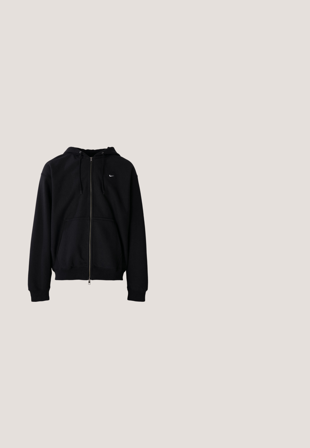 Fekete, teljes cipzáras kapucnis pulóver kapucnival, húzózsinórokkal, elülső zsebekkel és kis fehér Nike logóval a bal mellrészen, egyszerű háttéren bemutatva.; Urban Classics SHORTSLEEVE - Basic póló - black; Világoskék farmernadrág egyenes szárú kivitelben, közepes derékkal, öt zsebbel, gombos és cipzáros záródással.; A Nike Air Jordan tornacipők fehér bőr alapja kék szintetikus elemekkel, perforált orr résszel és kék fűzőkkel rendelkezik.; Sötétszürke árnyalatú lencsékkel ellátott napszemüveg, vékony fekete fémkerettel és elegáns kialakítással. Gömbölyű lencséi és állítható orrtámaszai vannak.; Fém lánc nyaklánc, hosszúkás szemekkel, sötét fényfém színben. Geometrikus díszítéssel és márkázott kapoccsal rendelkezik.