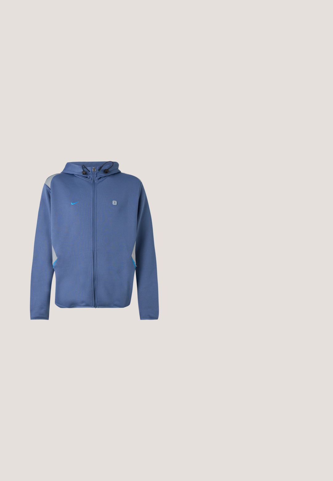 Blauer Zip-Up-Hoodie mit Kapuze und verstellbaren Kordeln, kleinem Nike-Logo auf der linken Brust sowie grauen und blauen Akzenten an Schultern und Taschen.; Gepolsterte schwarze Weste mit hohem Kragen, Frontreißverschluss und zwei seitlichen Reißverschlusstaschen; mit Nike-Logo auf der linken Brust.; Hellblaue Baumwoll-T-Shirt mit kurzen Ärmeln, Rundhalsausschnitt und einem weißen Nike-Logo, das auf der linken Brust gedruckt ist. Glatte Textur, schlichtes Design.; Hellegraue Sporthose mit blauen Seitenstreifen, im entspannten Schnitt, mit elastischem Bund und Reißverschlusstaschen. Nike-Logo auf der Vorderseite.; Graue Ledersneaker mit perforierter Zehenpartie, flachen Schnürsenkeln, gepolstertem Schaft und strukturiertem Gummisohle. Verfügt über ein dezentes Branding-Detail.; Schwarze Stofftasche mit zwei vorderen Reißverschlusstaschen, gesticktem Text, rechteckiger Form, strapazierfähiger Textur und unauffälligem Design.
