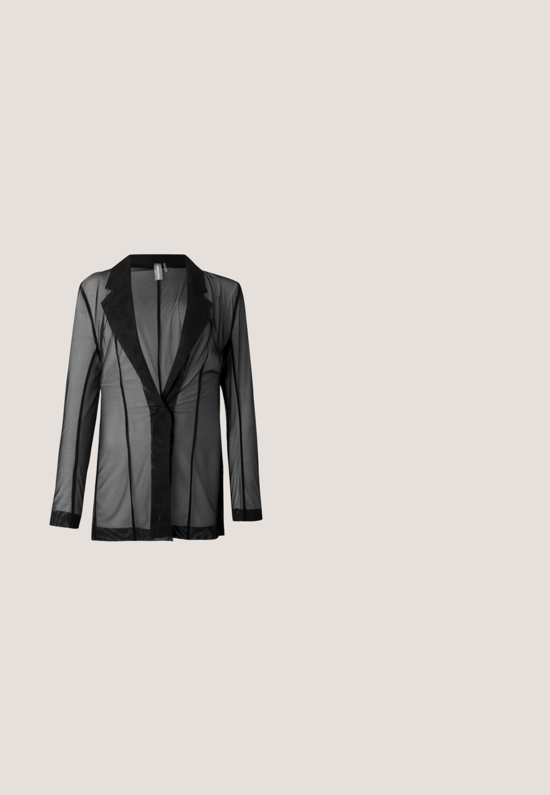 Schwarze durchsichtige Blazerjacke mit klassischem Revers, langen Ärmeln und vertikalen Streifen. Hergestellt aus leichtem Material, mit glatter Textur und offenem Vorderteil.; Schwarzes, langärmeliges Kleid aus Paillettenstoff, mit hochgeschlossenem Kragen und gerader Silhouette, die bis zur Mitte des Sch calves reicht.; Spitz zulaufender High-Heel-Schuh in einer Farbgestaltung aus Silber, Gold und Nude. Glänzende Oberfläche mit Ausschnittdesign und stiletto Absatz.; Schwarze Lederhandtasche mit rechteckiger Form, ausgestattet mit einem goldenen Kettenriemen und einem quadratischen goldenen Verschlussdetail. Glatte Textur, minimalistisches Design.; CASH-MERE Fingerhandschuh - schwarz; Silberne Halskette mit drei geschichteten Ketten und einem eleganten, länglichen Anhänger, der mit mehreren klaren Strasssteinen verziert ist.