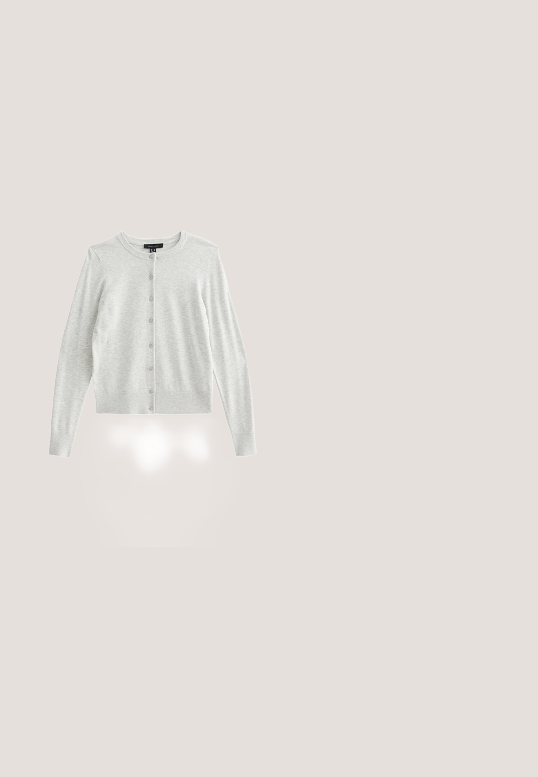 Lichtgrijze cardigan met lange mouwen, ronde halslijn en zes knopen aan de voorkant; gemaakt van zachte, textuurrijke stof met geribde manchetten en zoom.; Wit shirt met lange mouwen en boothals, gemaakt van zachte stof, afgebeeld op een effen witte achtergrond.; Beige broek met rechte pijpen, voorzakken, knoopsluiting, riemlussen en een trekkoord in de taille.; Grijze suède insteekklomp met verstelbare band, dikke bruine gekartelde zool en open hiel voor gemakkelijk aan- en uittrekken.; Beige leren schoudertas met klepsluiting, gouden studs op de riem en zijkanten, en een klein goudkleurig schedel-embleem aan de voorkant in het midden.; Zilveren armband met verweven schakels, voorzien van een glanzende, gestructureerde afwerking en een veilige sluiting. Het ontwerp is delicaat en gedetailleerd.