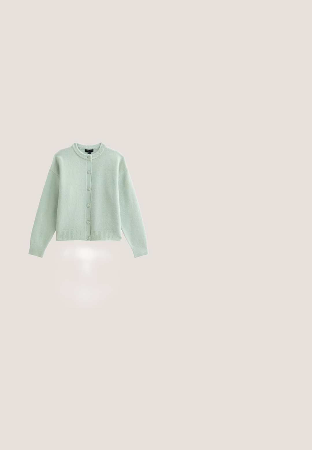 Lichtgroene wollen cardigan met knopen en geribbelde ronde hals, manchetten en rand, plat weergegeven op een witte achtergrond.; Blouse in lichtroze, met een gerimpelde kraag, lange pofmouwen met elastische manchet en een strikdetail bij de hals. Glad textiel.; Lichtgroene midi-rok met plooien, een aangesloten tailleband en gelijkmatig verdeelde verticale plooien.; Roze leren ballerina met een puntige neus, gladde textuur, minimale accenten en een effen lichtbruine zool. Eenvoudig ontwerp, zonder versieringen.; Roze leren crossbodytas met gouden kettingriem en rechthoekige gouden gesp op witte achtergrond.; Lichtblauwe stofkraag met witte stippen, ruches en een strik aan de voorkant, ontworpen als een decoratief neksieraad.
