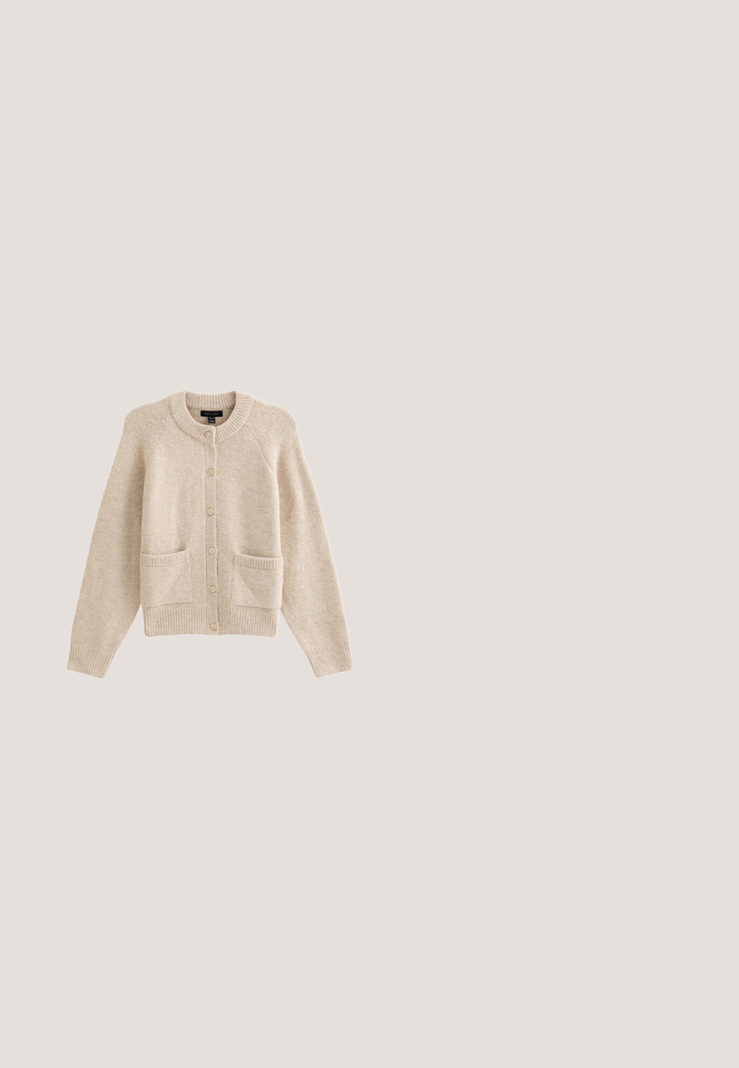 Cárdigan de punto beige con escote redondo, botones frontales, dos bolsillos y puños acanalados. Textura suave con un diseño de corte relajado.; Camiseta blanca sencilla de manga corta y corte cropped con escote redondo y etiqueta negra de la marca dentro del cuello.; Jeans de mezclilla azul claro con un diseño de pierna recta, cintura alta y un ligero desvanecimiento. Cuentan con un cierre de botón y un estilo clásico de cinco bolsillos.; Converse CHUCK TAYLOR ALL STAR - Zapatillas - vintage white/light gold; Bolso tote beige con dos asas, decorado con pequeñas flores bordadas de colores dispersas por la parte delantera.; Cinturón de cuero color canela enrollado con una hebilla rectangular de latón, descansando plano sobre una superficie gris claro.