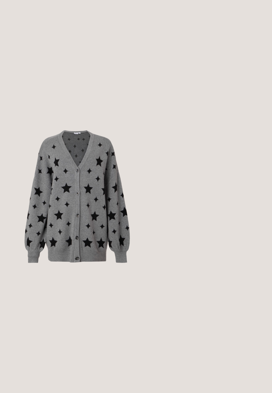 Grauer Cardigan mit V-Ausschnitt, verziert mit schwarzen Sternmustern, langen Ärmeln und Knopfverschluss. Weicher Stoff mit gerippten Bündchen und Saum.; Schwarzes, geripptes ärmelloses Top mit Rundhalsausschnitt und sichtbar angebrachter JJXX Markenetikette im Kragen, Größe klein, hergestellt in Bangladesch.; Weite Hosen aus strukturiertem dunkelgrauem Stoff, mit vorderen Falten, einem Knopfverschluss und seitlichen Taschen für zusätzlichen Komfort.; Schwarze Lacklederschuhe mit runder Zehenpartie, niedrigem Blockabsatz und glattem, glänzendem Finish. Verfügt über einen dekorativen Riemen über der Vorderseite.; Schwarze Leder-Schultertasche mit doppelten Trägern, befestigt durch goldene Ringe und Nieten, glatte und leicht glänzende Oberfläche, schlichtes Design.; Schwarzer Ledergürtel mit silberner ovaler Schnalle, auf lightgrauem Hintergrund aufgerollt.