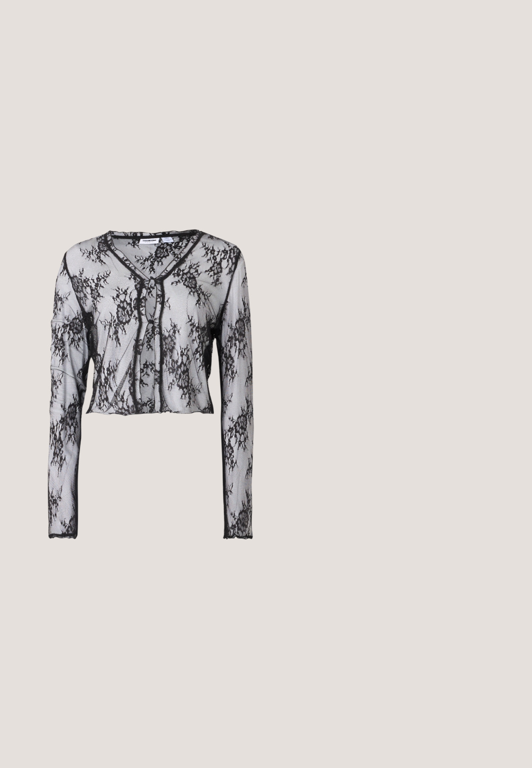 Doorzichtige zwarte kant top met lange mouwen, versierd met bloemmotieven, cropped ontwerp, V-hals en knoopsluiting aan de voorkant. Zachte textuur.; Witte mouwloze haltertop met een diepe V-hals en goudkleurige verstelbare nekkoorden tegen een effen achtergrond.; Donkerblauwe denim flared jeans met een hoge taille en een sluiting met vijf knopen aan de voorkant. Soepele textuur met subtiele vervaging en stiksel details.; Zwarte leren slingback schoen met puntige neus, drie zilveren gespen aan de voorkant en lage kittenhak op witte achtergrond.; Zwarte leren handtas met twee verlengde handvatten, ritsluiting en ronde vorm; gladde textuur met subtiele glanzende afwerking.; Een paar glanzende oorstekers in goudkleur, gevormd als knopen, tegen een effen witte achtergrond.