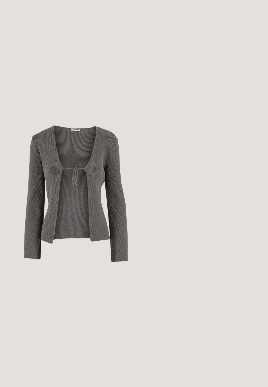 Cardigan gris côtelé avec un décolleté en V et une fermeture à nouer à l'avant, doté de manches longues et d'une coupe ajustée.; Haut halter gris en tissu texturé et côtelé. Présente un détail de nœud torsadé au niveau du col et des liens à l'arrière pour un ajustement réglable.; Jean en denim gris foncé à jambe droite avec une légère décoloration sur les cuisses et un design standard à cinq poches sur fond blanc.; Chaussure à talon bas en cuir verni noir, bout pointu et bride en T avec fermeture à boucle, vue de profil sur un fond uni.; Sac à main en cuir noir de forme triangulaire, avec un rabat incliné et une poignée supérieure arrondie. Il présente une texture lisse et des détails de design minimalistes.; Ceinture en cuir noir avec boucle ovale argentée, roulée sur un fond gris clair.