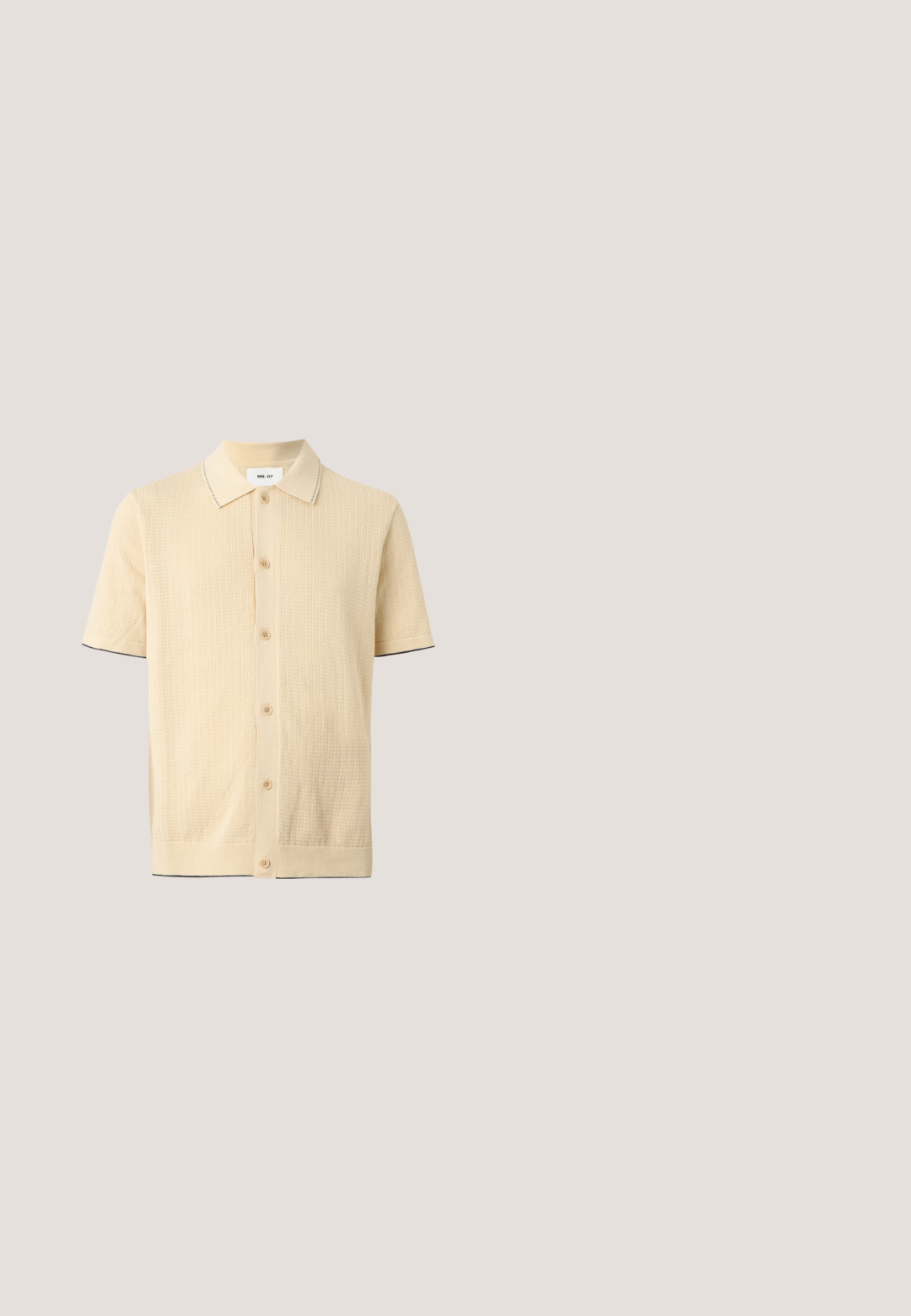 Beige strikskjorte med korte ærmer, knapper foran, spids krave, tekstureret stof og diskret mørk kant ved ærmekanter og linning.; Beige skjortejakke med krave, tre forlommer og Tommy Jeans-logo på den øverste brystlomme.; Beige cargo shorts lavet af letvægtsstof, med to sidelommer og en foldet nederkant. Knaplukning i taljen.; Kazar ALID - Snørestøvletter - brown; Urban Classics Rygsække - olive; Beige vævet bælte med et fladt remdesign, der har en spænde i sølvmetal samt et læderdetalje med mærkelogo.