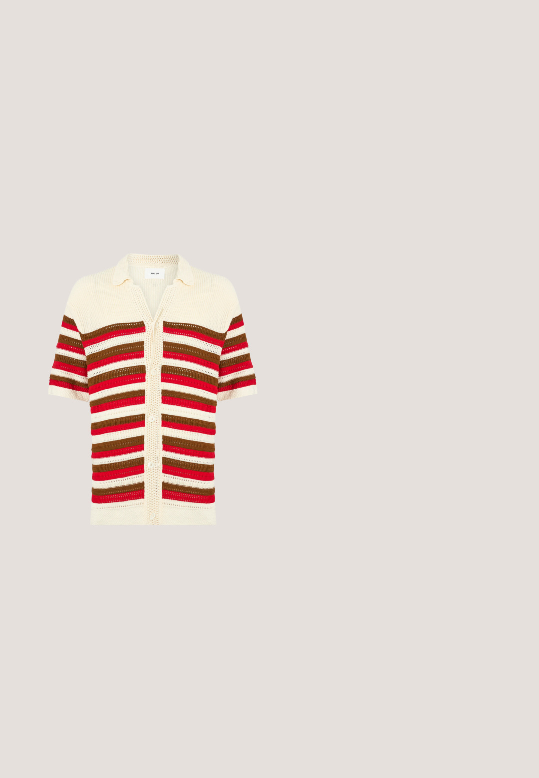 Cardigan en tricot crème à manches courtes avec des rayures horizontales rouges, marron et crème, fermeture à boutons sur le devant.; Chemise à rayures bleues et blanches, à boutonnage avec col, manches longues et ourlet droit. Tissu doux et coupe classique.; Pantalons en lin beige avec un design à jambe droite, taille à cordon de serrage et finition texturée subtile. Les plis avant ajoutent du détail au style classique.; Baskets en cuir marron avec accents blancs, lacets plats, panneaux latéraux texturés et perforations subtiles. Présentent un détail de logo doré sur le côté.; Écharpe bleu marine avec des rayures horizontales blanches et bleu clair, avec une petite étiquette "Polo by Ralph Lauren" dans un coin.; Ceinture en daim marron avec une boucle en métal argenté, présentant des coutures visibles, plusieurs trous d'ajustement et un logo subtil embossé sur le cuir.