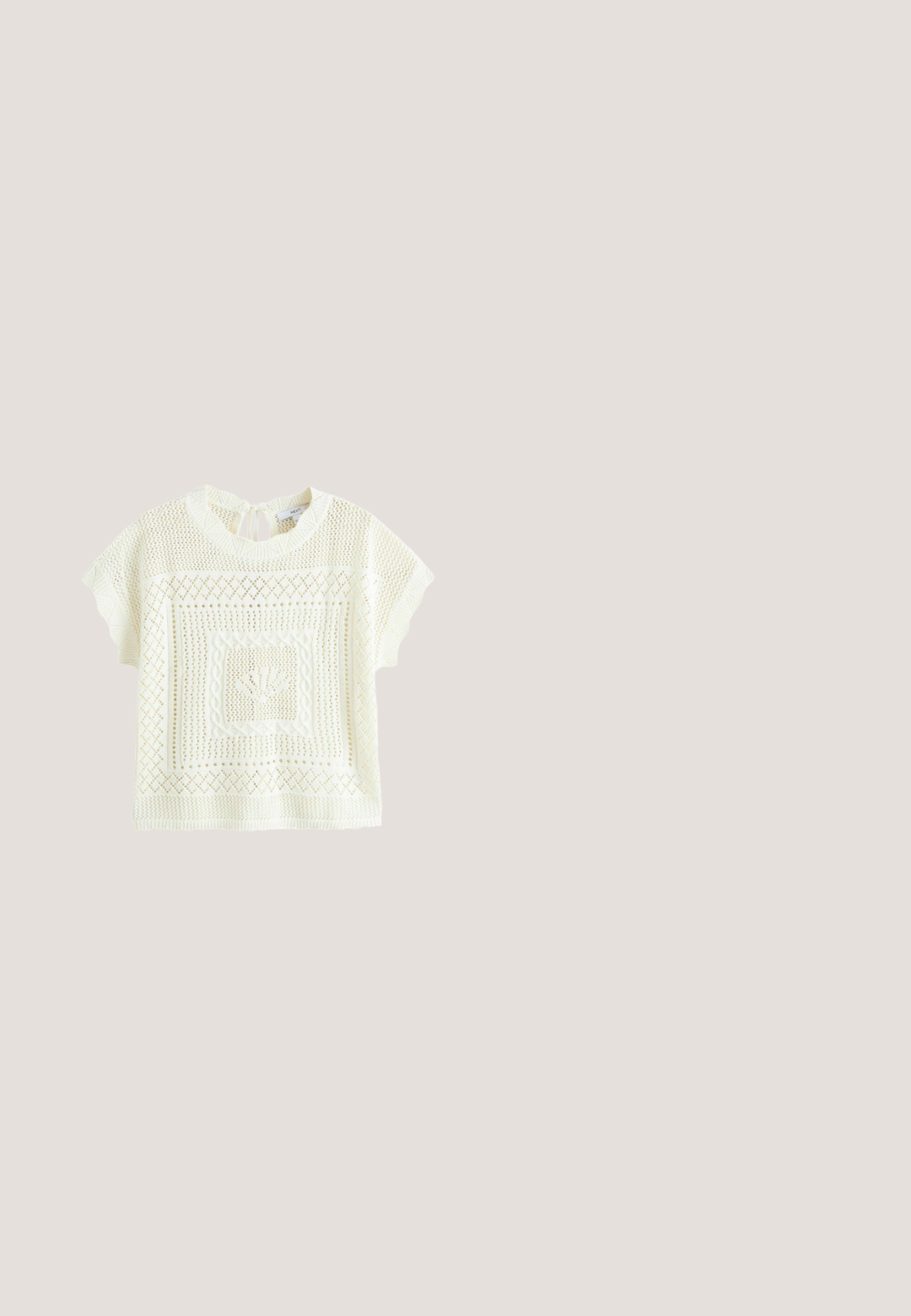 Camiseta blanca de manga corta de punto con patrón de calados, bordes acanalados, cuello redondo y pequeño lazo de cierre en la parte trasera.; Top sin mangas de punto acanalado beige con cuello alto tipo tortuga, silueta ajustada y diseño liso.; Pantalones cortos de lino blanco con cintura elástica y corte relajado. Presentan una textura suave y dobladillos con puños para un detalle adicional.; Alpargata beige sin cordones con suela de yute trenzado, banda elástica en la parte superior con nombre de la marca en relieve y tirador de tela en el talón.; Gafas de sol redondas con lentes marrones y montura de metal dorado. Presentan brazos curvados con acentos decorativos. Textura suave, diseño minimalista.; Vanessa Bruno PANIER - Bolso shopping - sable/noir