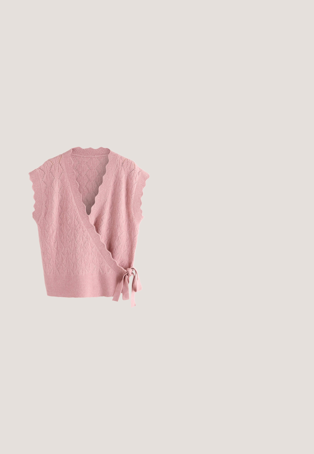 Lyserød strikket vest med indpakningsdesign, bølgede kanter og snøre-lukning. Har et tekstureret diamantmønster og ribbet afslutning.; Hvid satin camisole med tynde stropper og blomsterblonde langs den firkantede udskæring.; zero MIT PLIESSENDEM BECHER - Pliceret nederdel /Nederdele med folder - bridal rose; Mørkeblå ruskinds ballet flade med rund tå og knyttet detalje på tåen. Lav, fleksibel sål for komfort. Simpel og strømlinet design.; Hvid rektangulær clutch med blåt blomsterprint og perlebehandlet håndtag med guldfarvet hardware og lås.; Guldbelagt trådhalskæde med en enkelt rund hvid perle i midten, med et minimalistisk design og glat overflade.
