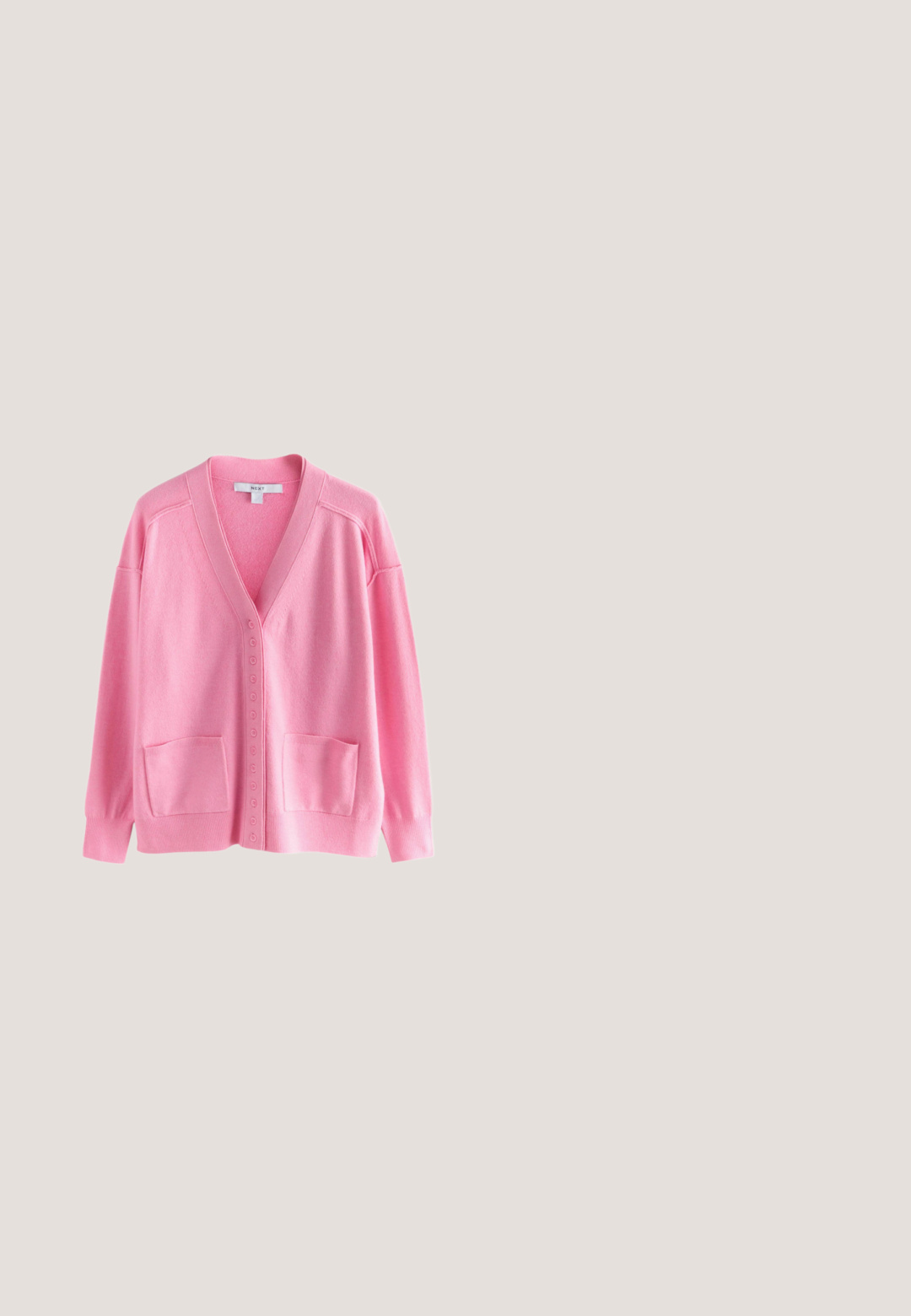 Roze gebreide cardigan met V-hals, twee voorzakken en vijf bijpassende knopen. Gladde textuur met geribbelde manchetten en zoom.; Roze overhemd met lange mouwen en verticale rode strepen, knoopsluiting aan de voorkant, puntkraag, borstzak en brede manchetten.; Wijde broek in crèmige beige kleur met elastische tailleband, gemaakt van zachte stof, afgebeeld tegen een witte achtergrond.; Lichte sportieve schoen in crème en zachtroze. Bevat een getextureerde rubberen zool, een stoffen bovenzijde en vetersluiting. Minimalistisch ontwerp.; Roze suède handtas met twee lange handvatten, open bovenkant en minimalistisch ontwerp. Zachte textuur zonder zichtbare hardware of patronen.; Roségouden creolen met roze emaille hartvormige pendanten, voorzien van open geometrische ontwerpen en strakke lijnen.