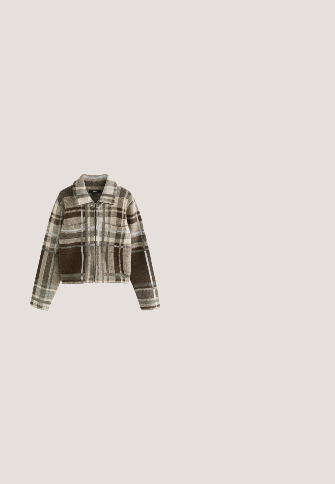 Geknipte jas in een bruin en crème ruitpatroon, met een kraaghals, ritssluiting aan de voorkant en twee voorzakken. Textuurstof.; Beige kortekolen t-shirt met een ronde hals, gemaakt van zachte stof met een subtiele textuur en een relaxte pasvorm. Geen zichtbare logo's.; Donkerblauwe denim jeans met een recht afgesneden ontwerp, voorzien van voorzakken, contrasterende stiksels en een subtiele vervaagde textuur op de broekspijpen.; Tan leren enkellaars met een bruine verhoogde kraag, metalen oogjes en een gestructureerde, duurzame zool. Bevat een logo nabij de hak.; Ovale zonnebril met donkere glazen en een glanzend bruin montuur met schildpadpatroon, weergegeven tegen een witte achtergrond.; Donkerbruine suède rechthoekige handtas met bovenste handvat en afneembare schouderriem, gouden metalen sluitingen en flapsluiting.