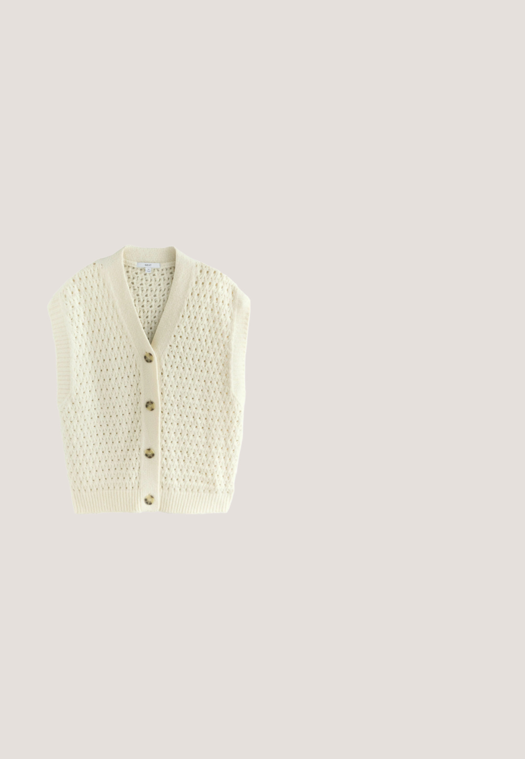 Gestrickter cremefarbener Stoff mit texturiertem Muster, das erhabene Punkte in hellbraun aufweist. Weiches, voluminöses Garn mit einem flauschigen Aussehen.; Dunkelbraune Bluse mit langen Ärmeln, V-Ausschnitt mit Schlitz und elastischen Bündchen, aus leichtem, strukturiertem Stoff, auf weißem Hintergrund gezeigt.; MIDI-Rock mit Leopardenmuster in Beige und Schwarz, mit gerader Schnittführung, zwei Gesäßtaschen und glatter Textur.; Samtbrauner Knöchelstiefel mit geschwungenem oberen Rand, spitzer Zehenpartie und niedrigem Holzabsatz; auf der Seite mit dezentem Präge-Muster.; Braune Leder-Clutch mit gewebtem Muster und Metallverschluss, versehen mit dekorativen runden Akzenten auf der Vorderseite.; Brauner Wildledergürtel mit dekorativen silbernen Nieten und gebundenen Quasten, die sich von einem Ende erstrecken, auf weißem Hintergrund dargestellt.