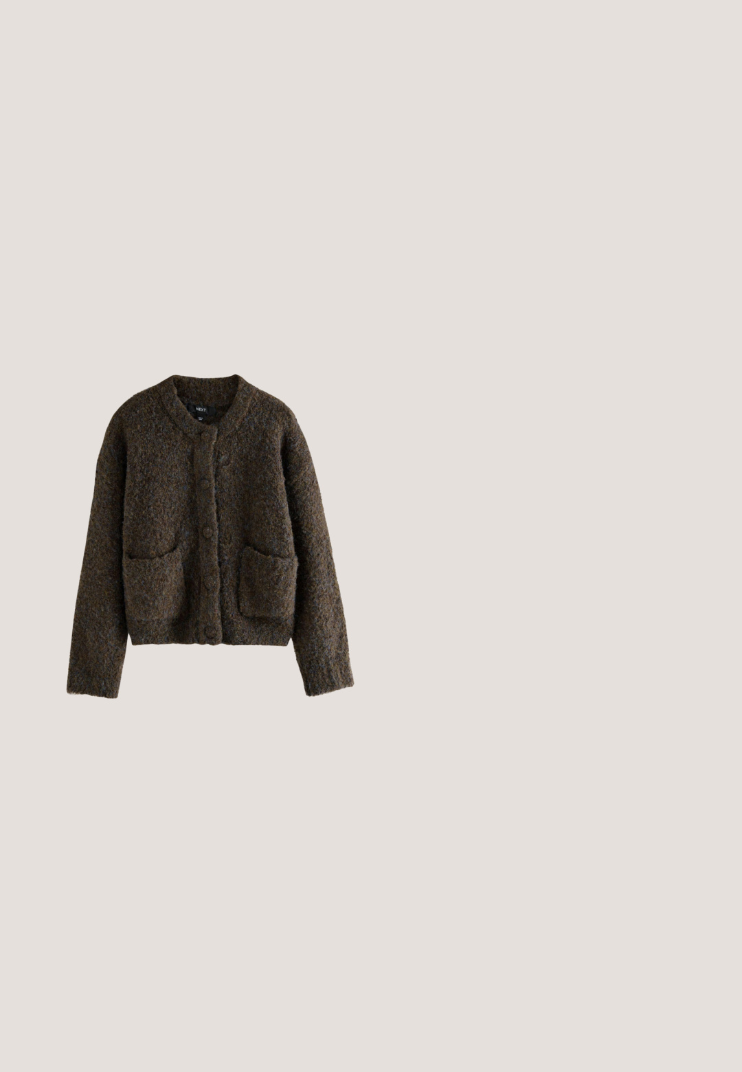 Brauner strukturierten Cardigan mit Rundhalsausschnitt, vorderen Knöpfen und zwei aufgesetzten Taschen. Hergestellt aus gewebtem Stoff mit einer weichen Oberfläche.; Weiße Langarmbluse mit Knopfleiste, plissierter Struktur und Stehkragen, mit lockerem Schnitt und dezenten Nähdetails.; Brauner knielanger Rock mit gesammeltem elastischem Bund und leicht strukturiertem Stoff, flach auf weißem Hintergrund dargestellt.; Braune Wildleder-Stiefeletten mit spitzen Zehen, niedrigen Blockabsätzen, seitlichen Reißverschlüssen und dekorativen Schnallenriemen auf jeder Seite.; Reiss PLAITED STRAP  - Handtasche - tan; Geflochtener, hellbrauner Ledergürtel mit silberner Metallschnalle, nahe dem Schnallenende mit Nahtdetail, auf weißem Hintergrund.