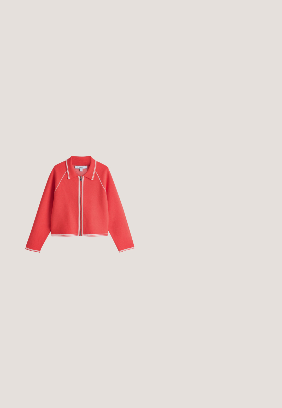 Korallenfarbener Zip-up-Cardigan mit weißem Besatz an Kragen, Bündchen und Saum, mit langen Ärmeln und leicht verkürztem Schnitt.; Rotes, geripptes Tanktop aus weichem Stoff mit rundem Ausschnitt, breiten Armausschnitten und einem kleinen Markenetikett unten links.; Blaue Jeans aus Denim mit Vorderentaschen, Gürtelschlaufen und Knopfverschluss, vor weißem Hintergrund präsentiert.; Roter Ledersneaker mit glatter Textur, ausgestattet mit einer weißen Gummisohle und einem einfachen Schnürsystem entlang des Mittelfußbereichs. Logo an der Ferse.; Rote Lederschultertasche mit einem Trageriemen und kleinem hängendem Anhänger, glatter Textur und kleinem goldfarbenem Logo in der vorderen Mitte.; Silberne Kettenarmbinde mit einem zentralen roten Herz-Anhänger, glatte Oberfläche und einem Karabinerhaken mit verstellbarer Kette.