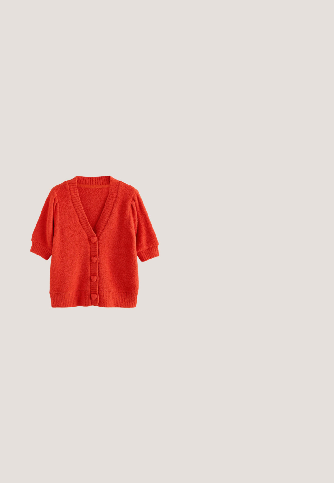 Cardigan rouge avec manches courtes bouffantes, encolure en V et boutons en forme de cœur. Confectionné en matériau texturé avec des accents côtelés aux bords.; T-shirt blanc à manches courtes en coton doux, avec une encolure ronde et une coupe décontractée, sans motifs ni ornements visibles.; Next PETITE FIT  - Jean flare - rinse; Ballerines en cuir rouge avec un bout arrondi, présentant un petit nœud décoratif et une semelle plate. Texture lisse avec un minimum de détails.; Lunettes de soleil rondes marron avec des verres à dégradé rose et une finition brillante sur fond blanc.; Sac à main rectangulaire avec des rayures verticales rouges, blanches et grises, des anses rouges, une bandoulière amovible et un texte rouge "JOOP!" avec un motif floral à l'avant.