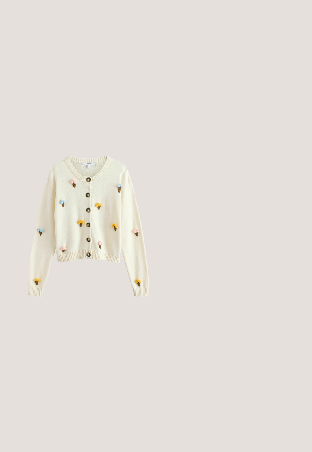 Crème gebreid vest met knopen aan de voorkant, versierd met kleine roze, blauwe en gele ijsjesapplicaties op de voorkant en mouwen.; Lange mouw jurk met bloemenprint in lichtblauw, met ruche mouwen en gelaagde frullen. Bevat een tailleband en een levendig bloemenpatroon in pastelkleuren.; Beige gekruiste haksandalen gemaakt van soepel leer; beschikt over meerdere gekruiste banden, een vierkante open teen en een taps toelopende blokhak.; Vierkante zijden sjaal met roze randen en bloemmotieven, los gestrikt in een knoop.; Roze leren crossbodytasje met een klep sluiting, zilveren hardware en een grijze schouderband met de merknaam. Glad materiaal, minimalistisch ontwerp.; Gouden draadketting met een enkele ronde witte parel in het midden, met een minimalistisch ontwerp en een gladde textuur.