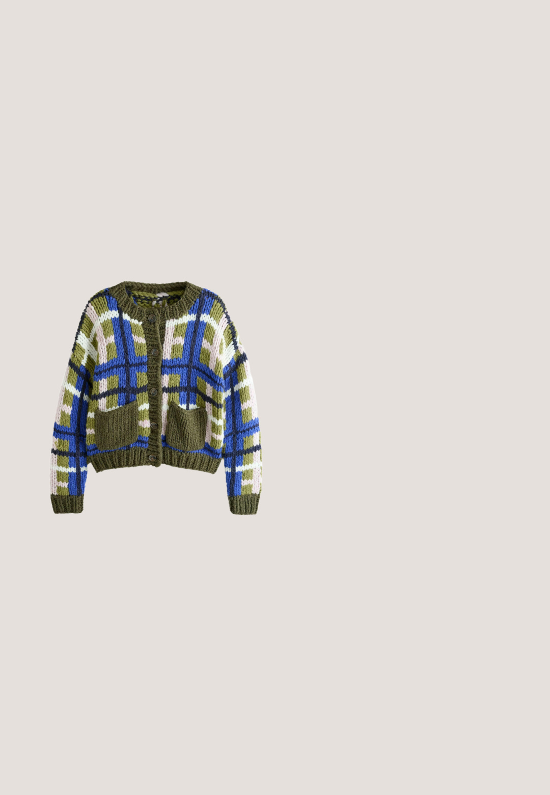 Cardigan en maille épaisse avec motif à carreaux bleu, vert, blanc et rose, boutonnage devant, poignets et bas côtelés, avec deux poches avant vertes.; Paolina Russo WRAPPED HALTER - Débardeur - acid brown; Pantalons légers à motif floral avec une taille élastique, comportant un mélange de couleurs vives incluant le rose, le jaune, le vert et le bleu.; Bottine à lacets avec un bout et un talon en cuir noir, tige en tissu fleuri et un talon en métal sculpté avec des détails intriqués.; Foulard en soie roulé au centre avec deux extrémités pointues étalées vers l'extérieur, présentant des motifs abstraits marron, jaune, bleu et blanc.; Petit sac à main rectangulaire avec des bandes de cuir tressées multicolores et des bretelles d'épaule en cuir bleu avec des boucles en métal.