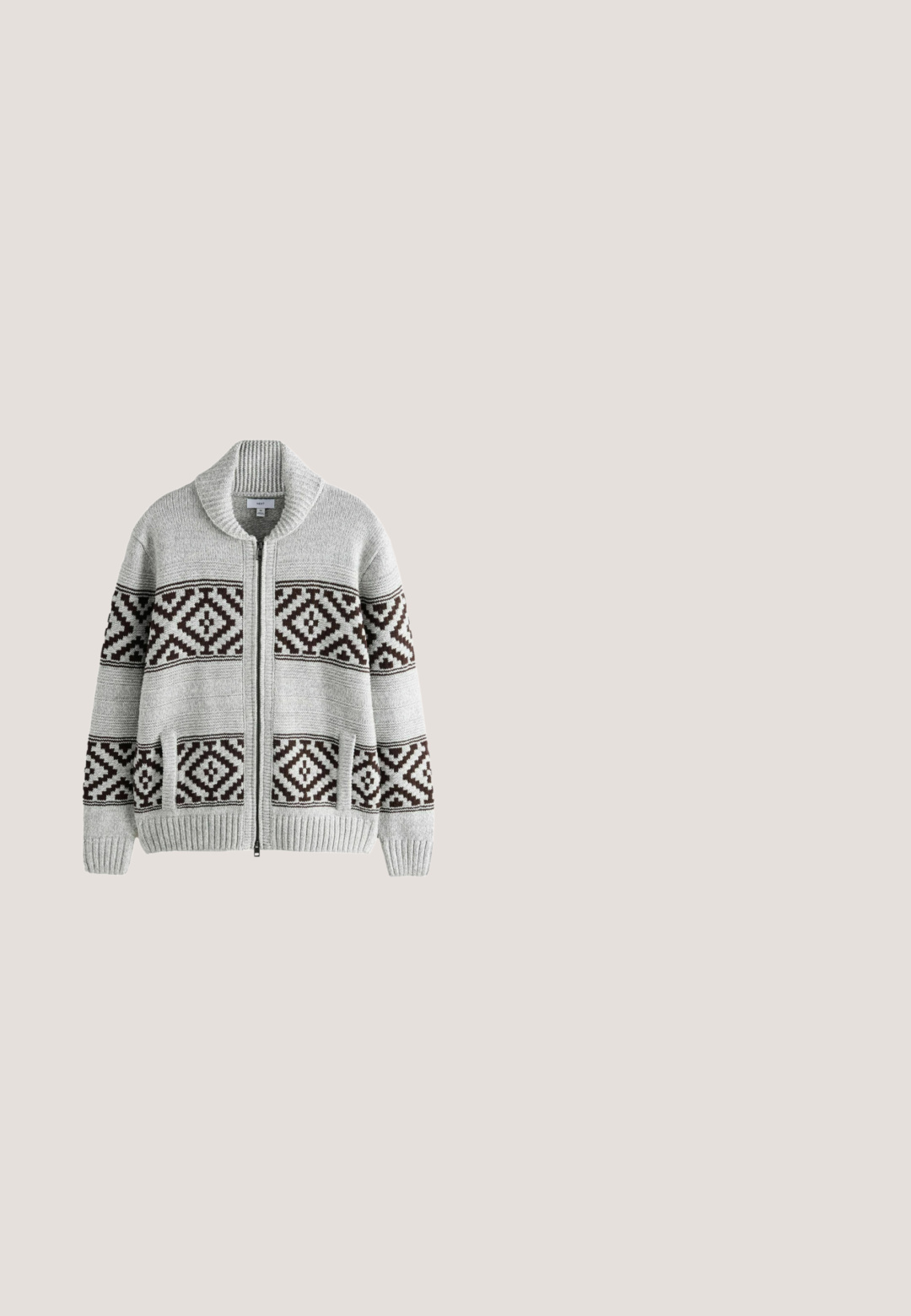 Grå strikket cardigan med høj krave, med lynlås lukning og mønstrede mørkebrune designs på brystområdet.; Hvid bomulds t-shirt med korte ærmer, rund hals, løs pasform og glat tekstur. Ingen synlige mønstre eller accenter.; Mand iført grå slim-fit jeans, hvide sneakers med sorte striber og en mørkeblå kortærmet skjorte, står med den ene hånd i lommen.; Sort læder snøresko med kraftig robust sål og rund tå, vist i sideprofil på hvid baggrund.; Solbriller med en geometrisk, flerfarvet acetatramme, der har brune linser og kontrasterende orange og sorte striber.; Sort duffeltaske lavet af holdbart materiale, med to top håndtag, en justerbar skulderrem og en lynlåslukning. Glat, mat tekstur.