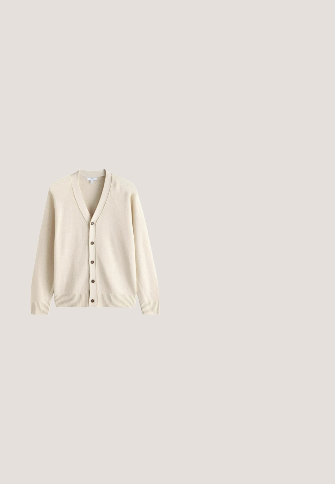 Gebreid vest in roomkleur met lange mouwen, V-hals, vijf bruine knopen aan de voorkant en geribbelde boorden en manchetten.; Witte korte mouwen t-shirt van katoen, met een ronde hals en een eenvoudig ontwerp. Merktag zichtbaar op het nekgebied. Geen patronen of accenten.; Lichtblauwe denim jeans met een rechte pijp, vijfzakkenontwerp en een licht verweerde look. Voorzien van een knoop- en ritssluiting.; Witte leren sneaker met een gladde afwerking, ronde neus, vetersluiting en een gestructureerde rubberen zool. Minimalistisch ontwerp met een lage schat.; Canvas draagtasje in off-white, voorzien van korte handvatten en de geprinte tekst "LES DEUX" in vetgedrukte zwarte letters. Duurzaam, eenvoudig ontwerp.; Marc O'Polo Riem - classic cognac
