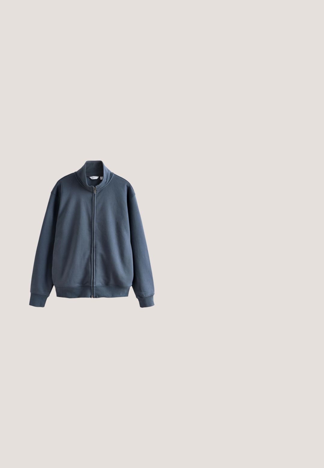 Dunkelblaues Sweatshirt mit hohem Kragen, durchgehendem Reißverschluss, langen Ärmeln, elastischen Bündchen und glatter Textur.; Blau-weiß gestreiftes T-Shirt mit kurzen Ärmeln und einem einfarbigen blauen Rundhalsausschnitt, flach auf weißem Hintergrund liegend.; Zwei Paar legere Shorts, eine schwarz und eine hellgrau, mit Kordelzug an der Taille und Reißverschlusstaschen an den Seiten.; Leichte Flip-Flops in Grau mit einem strukturierten Riemen und blauen Akzenten an der Sohle. Bestehen aus strapazierfähigem Gummi und haben eine gepolsterte Fußbett.; Schwarze Nylon-Tasche in Taillenhöhe mit glatter Textur, geschwungener Form und einem vorderen Reißverschlussfach. Mit einem goldenen Logo-Logo.; Silberne Kettenarmband mit ineinander greifenden Gliedern und einem Karabinerverschluss. Glatte, reflektierende Oberfläche mit einem schlichten, klassischen Design.