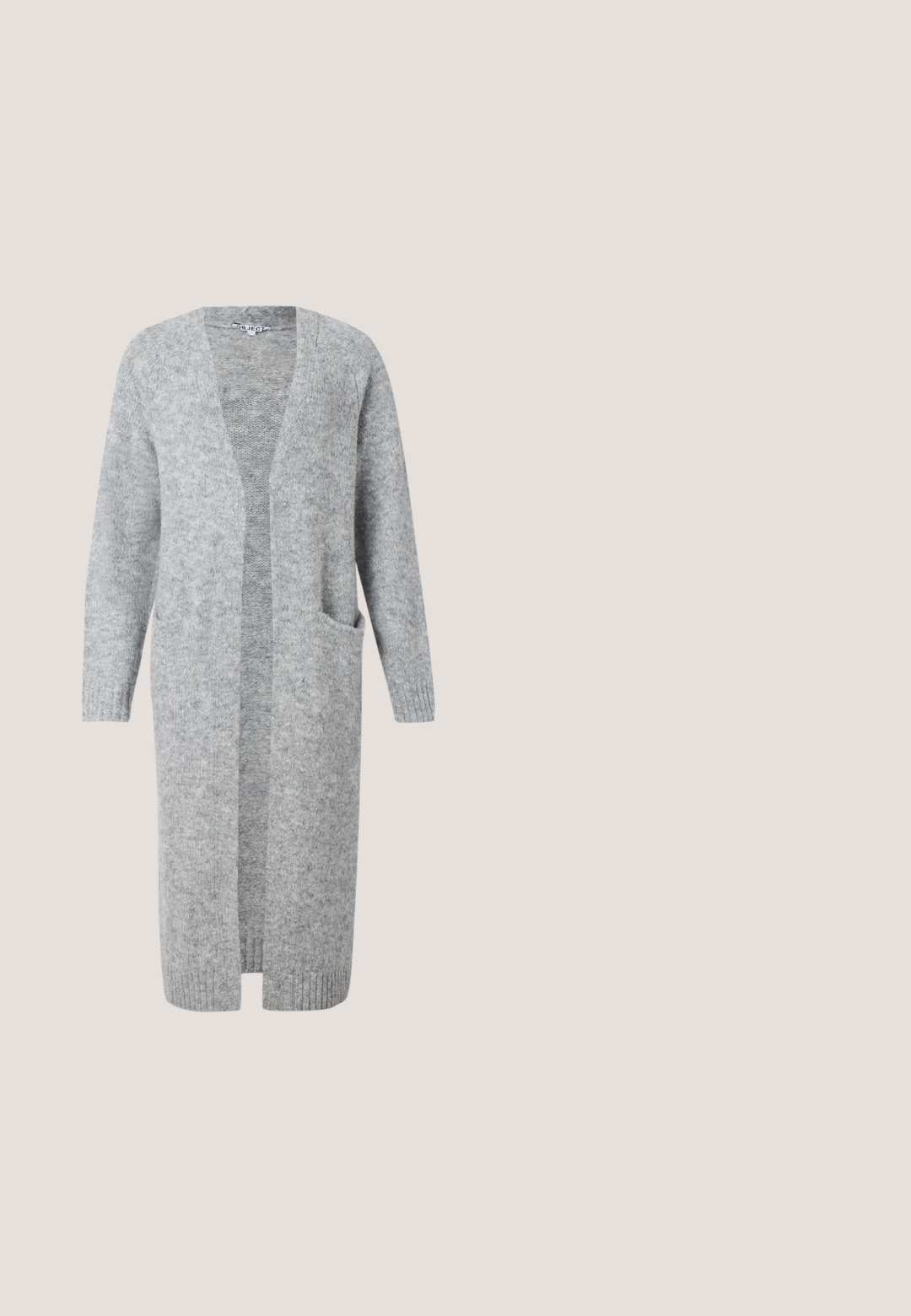 Object Knitted Long - Chaqueta de punto - medium grey melange; Camiseta de algodón blanca de manga corta con un diseño de mariposa azul hecho de pequeños strass en el pecho. Escote redondo.; Pantalones rectos de color gris oscuro, hechos de una tela suave. Presentan una cinturilla lisa y sin patrones ni acentos visibles.; Zapato slingback de cuero charol negro con puntera puntiaguda y tacón bajo en bloque inclinado sobre fondo claro liso.; Bolso de cuero negro con bordes redondeados, solapa asimétrica, cierre circular de metal y correas de hombro cortas y largas.; Pendientes de aro plateados en forma de estrella con un acabado liso y pulido sobre un fondo blanco liso.