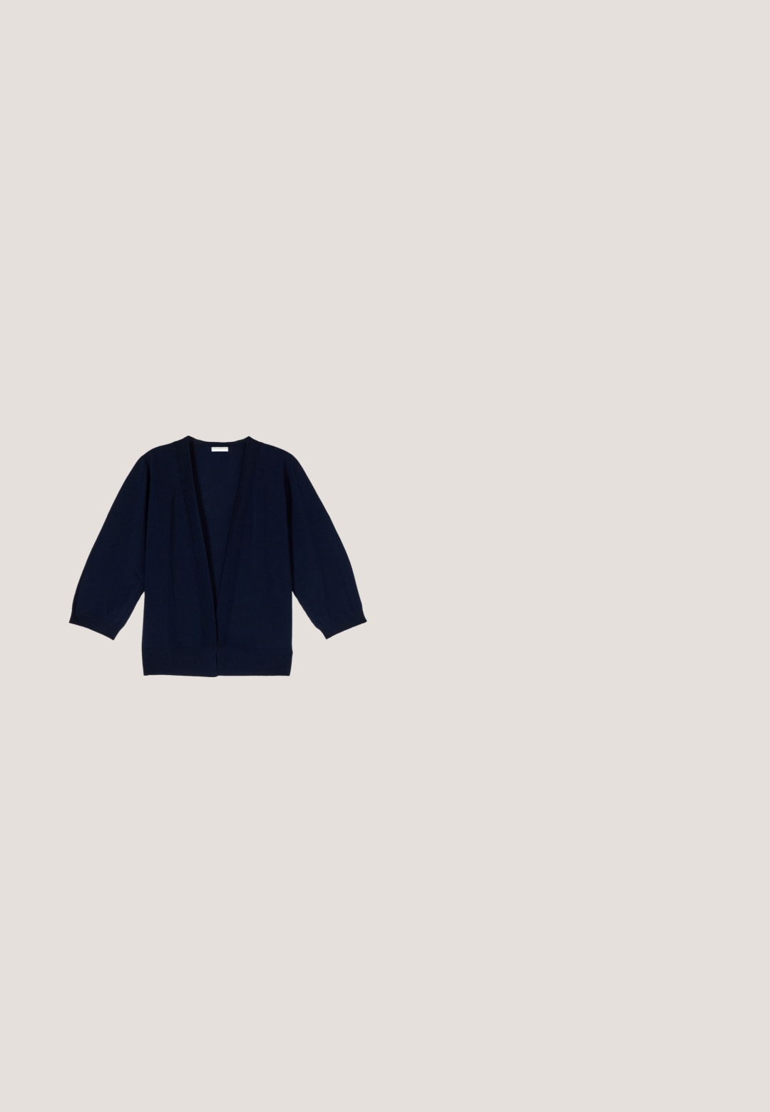 Marineblå cardigan med åben front, lange ærmer samt ribbede manchetter og kant, lagt fladt på en hvid baggrund.; Navyblå ærmeløs ribstrikket tanktop med rund halsudskæring, figursyet og uden synlige mønstre eller logoer.; Sorte bukser med vide ben, plisseringer, bæltestropper og skjult lukning foran.; Marineblå loafers i ruskind med duskdetalje, hvid gummisål og diskret branding på siden. Klassisk, fladt design.; Mørkeblå Tommy Hilfiger håndtaske med sort og hvid flettet hank og en aftagelig skulderrem.; Guld øreringe i form af ringe med uregelmæssige halvmåneformer fyldt med blank mørkeblå emalje, vist på en hvid baggrund.