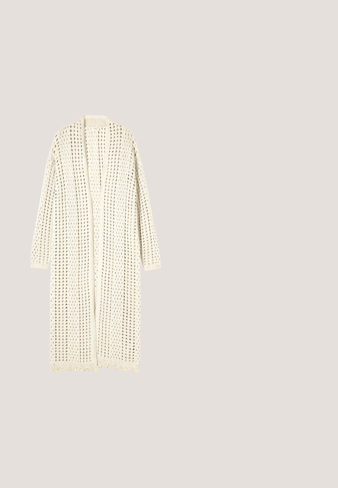 Lang cremefarvet åben-front strikket cardigan med perforeret mønster, lange ærmer og ribstrikket kant.; Kortærmet skjorte med knapper og tropisk print med papegøjer, palmer, store grønne blade og blå blomster på en lys baggrund.; Lang sort lagdelt nederdel med elastisk talje og rynkede stofsektioner, vist fladt mod en hvid baggrund.; Brune ruskind ankelstøvler med spidse tæer, mellemhøj blokhælt og minimal syning for et elegant udseende.; Brun ruskind crossbody taske med lange frynser og en matchende lille pung, begge med guldfarvet hardware.; Flettet brun læderbælte med en oval, poleret tigerøje-sten spænde indrammet i antik messing.